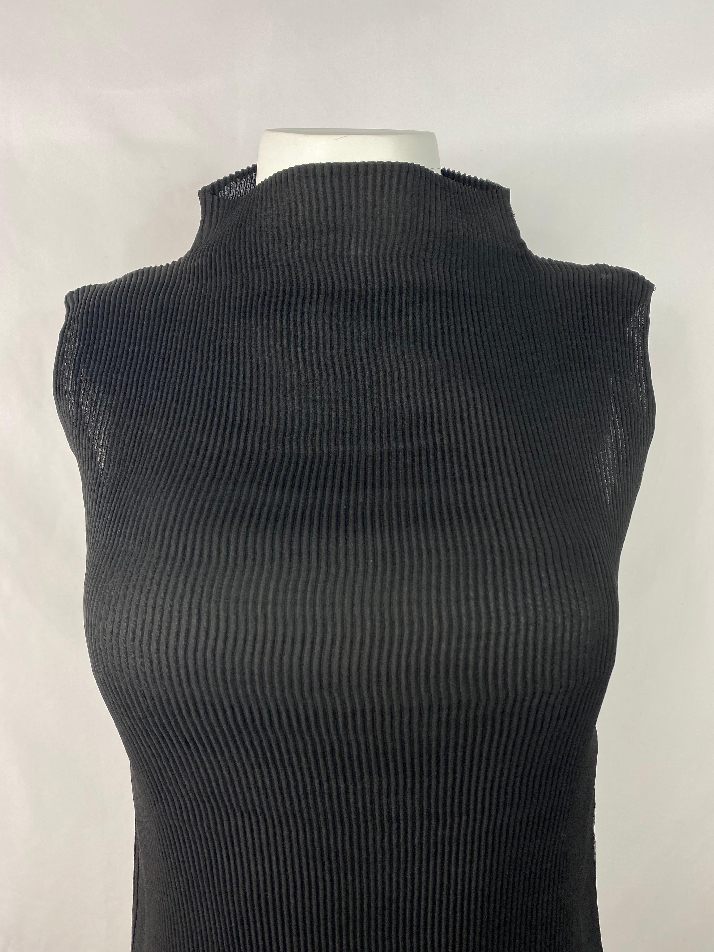 Product details:

Featuring black, sleeveless, collar, pleated detail with side ties design, measure 9