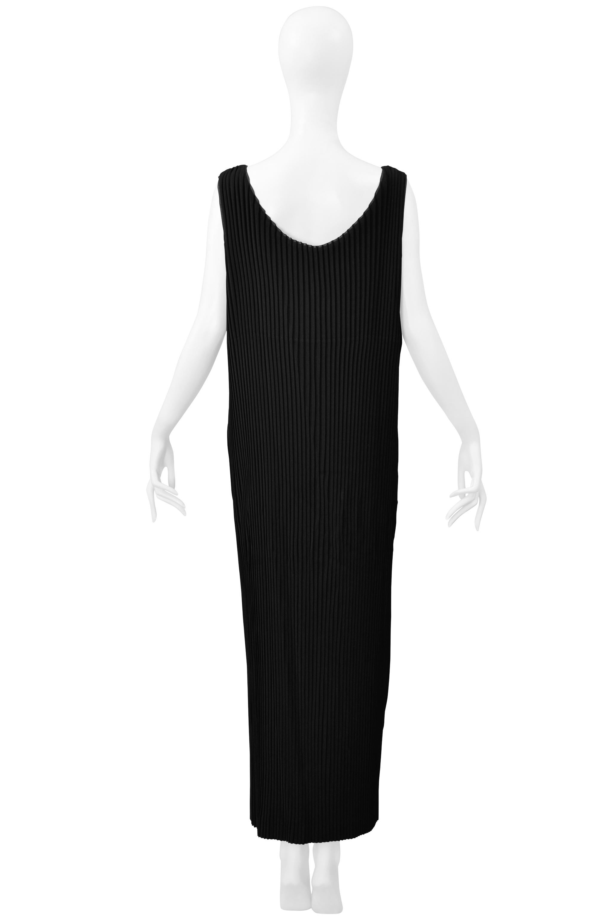 Resurrection Vintage präsentiert ein schwarzes, weiches, plissiertes Kleid von Issey Miyake mit Rundhalsausschnitt, ärmellosem Design, gerader Silhouette und einem Beinschlitz in der Nähe des Saums. Unten sehen Sie Fotos des Kleides bei natürlichem