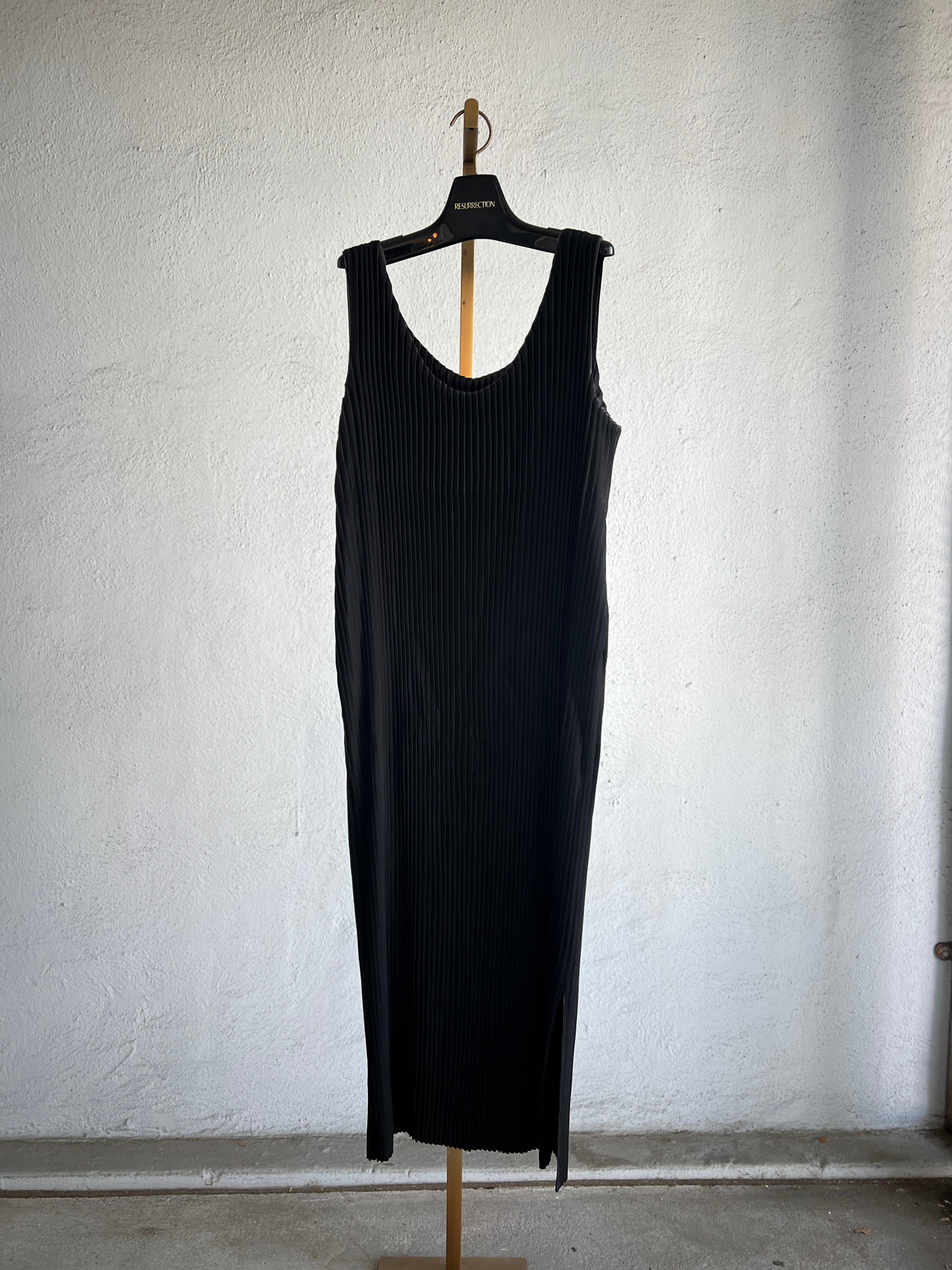 Issey Miyake  Schwarzes ärmelloses langes Kleid mit weichen Falten 1998-99 Damen im Angebot