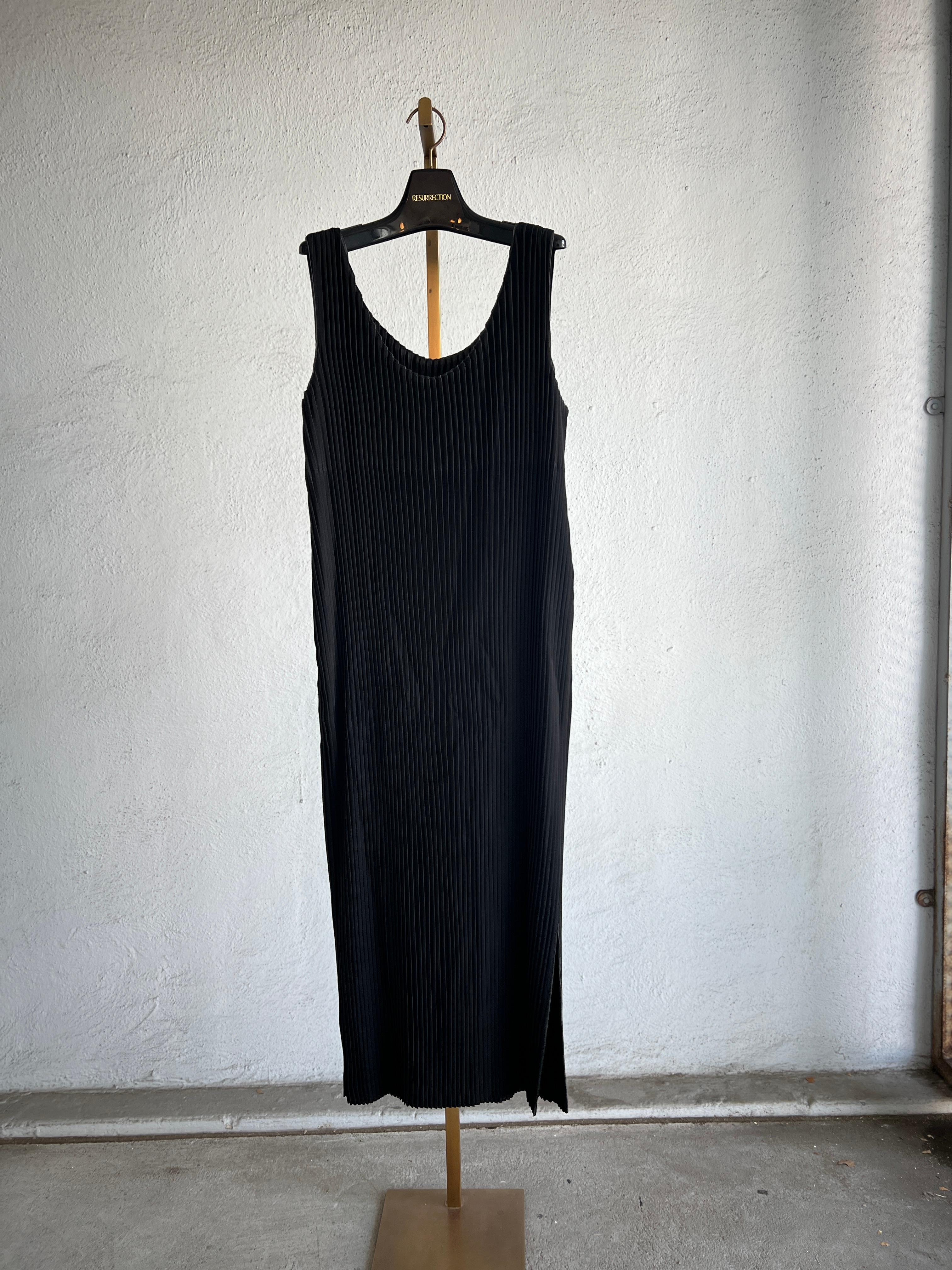 Issey Miyake  Schwarzes ärmelloses langes Kleid mit weichen Falten 1998-99 im Angebot 1