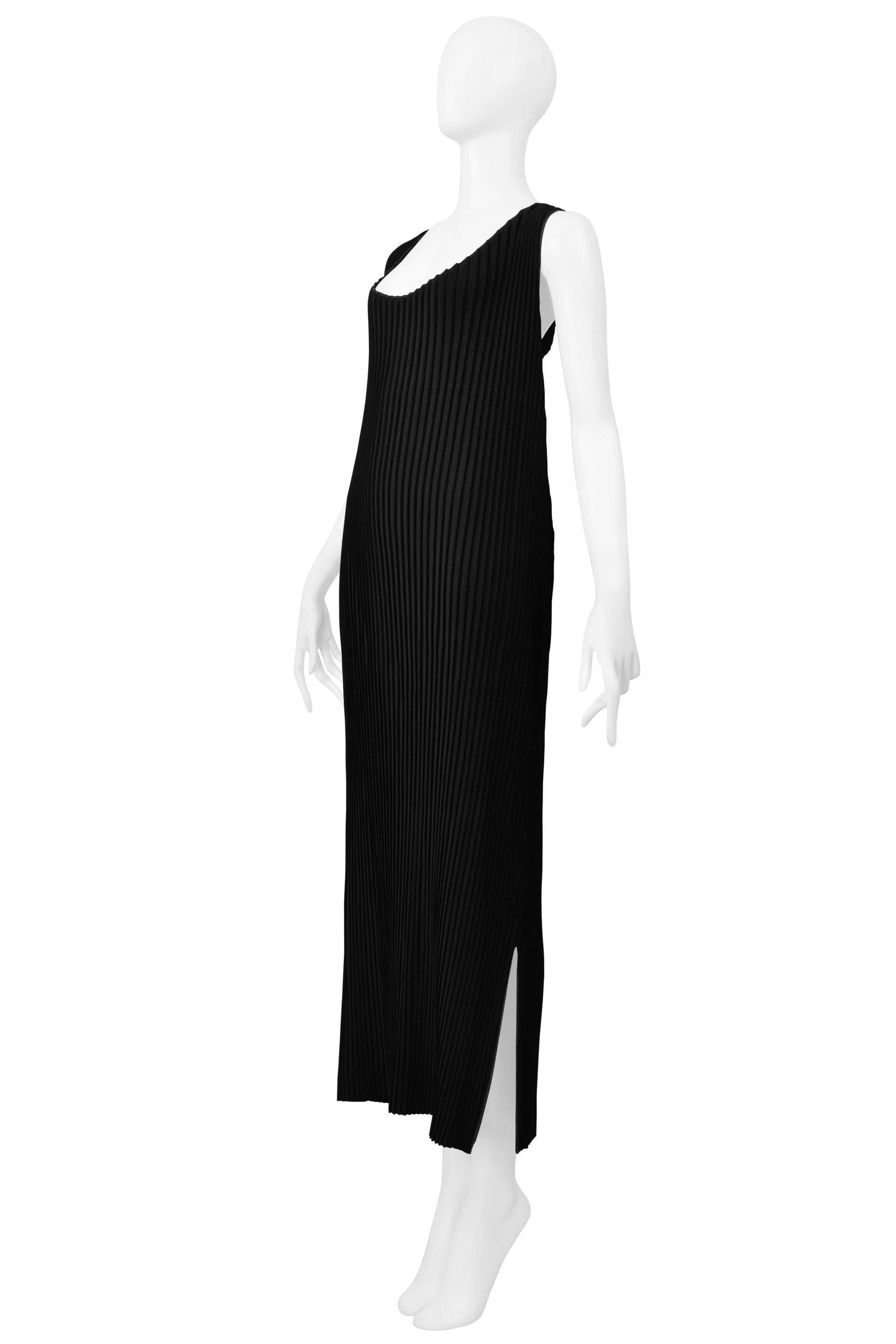 Issey Miyake  Schwarzes ärmelloses langes Kleid mit weichen Falten 1998-99 im Angebot 2