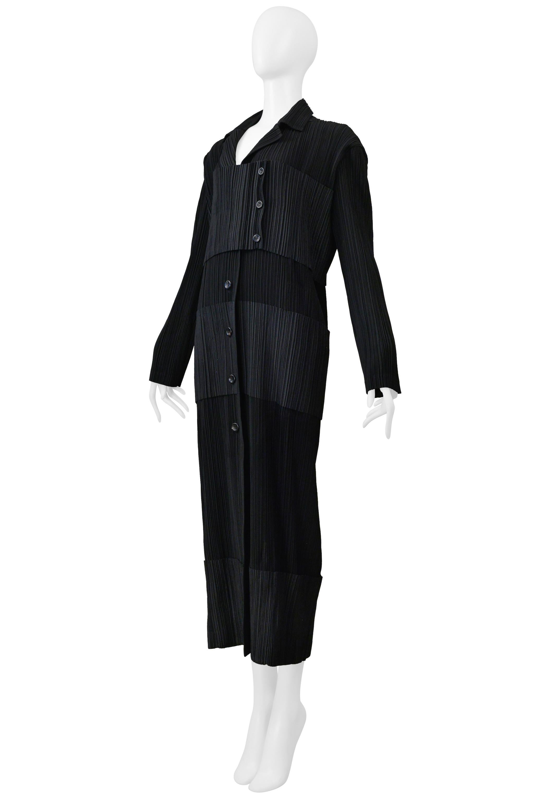 Noir Issey Miyake Robe plissée de smoking noir 1998-1999 en vente