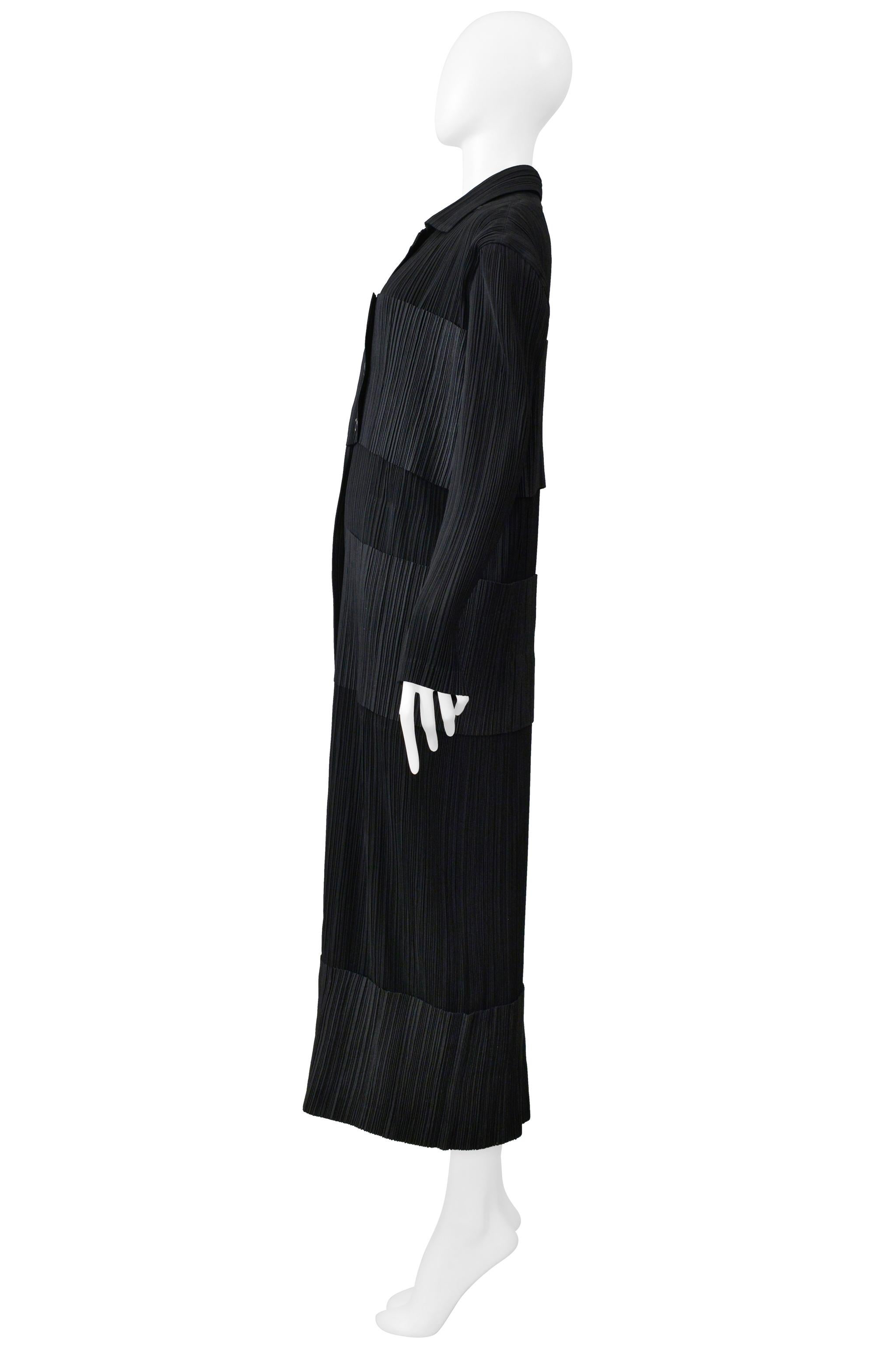 Issey Miyake Robe plissée de smoking noir 1998-1999 Excellent état - En vente à Los Angeles, CA