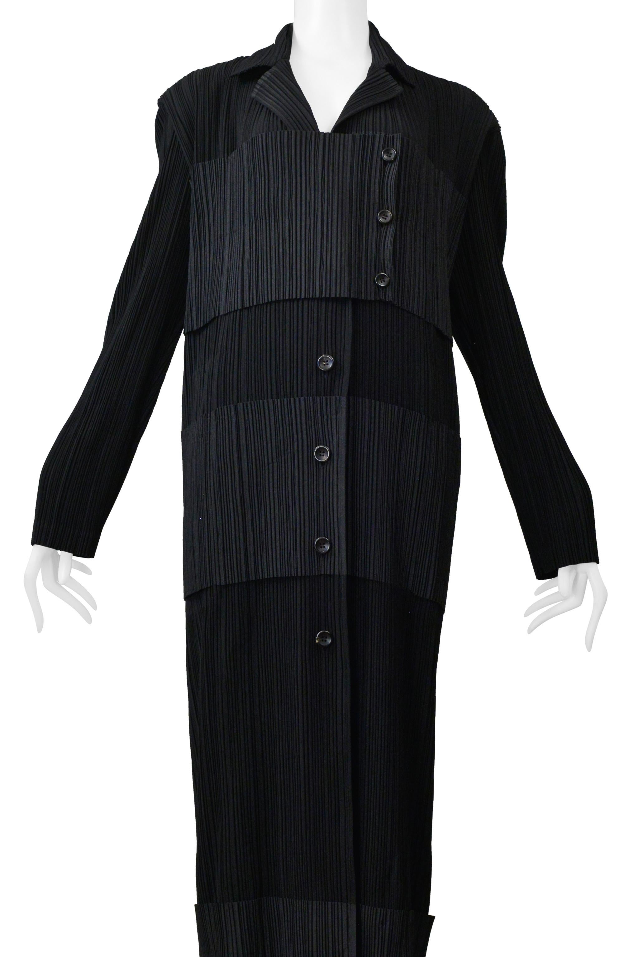 Issey Miyake Robe plissée de smoking noir 1998-1999 Pour femmes en vente