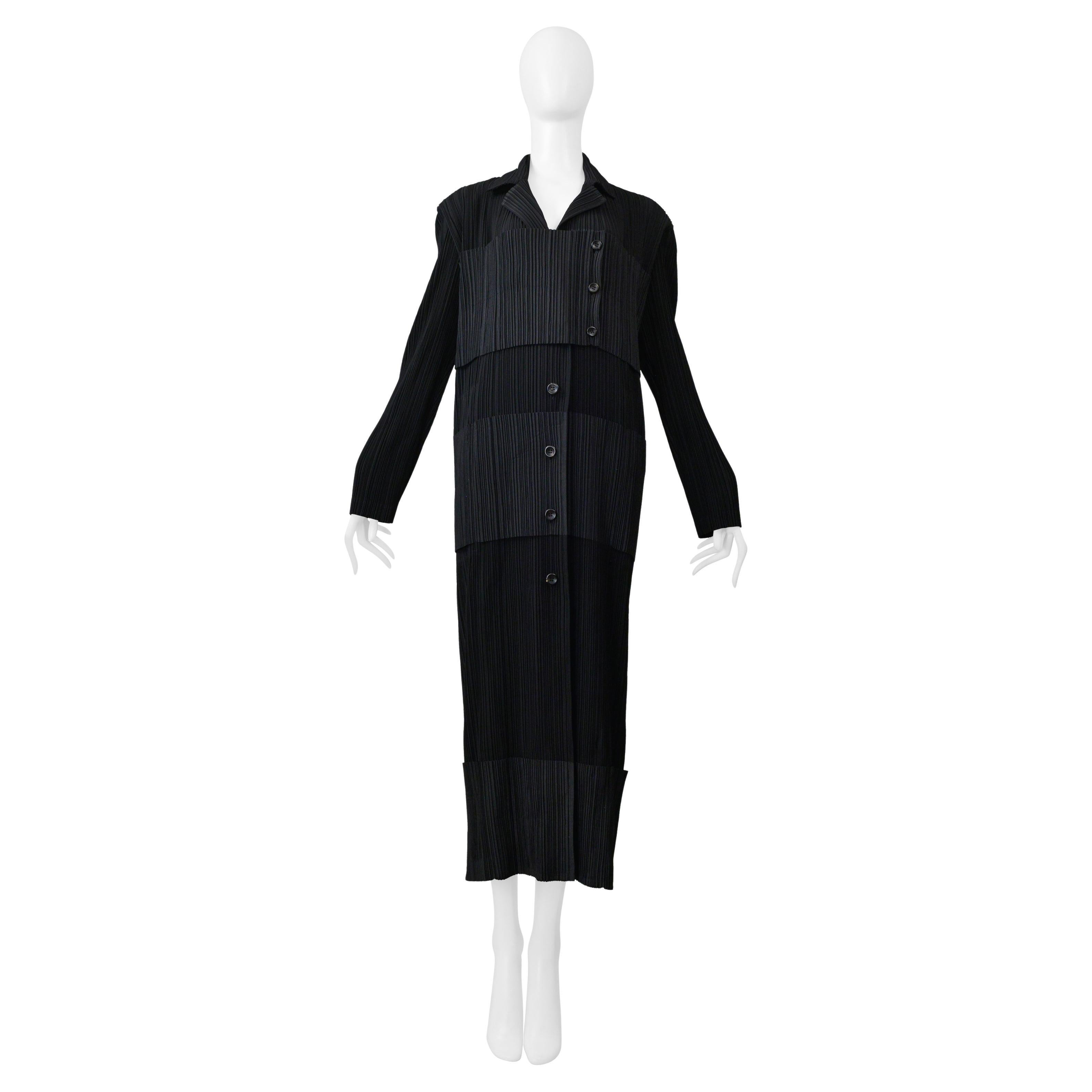 Issey Miyake Robe plissée de smoking noir 1998-1999 en vente