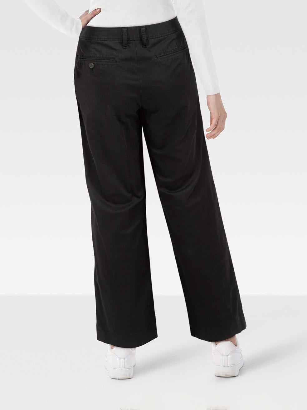 La condizione è molto buona. Questo articolo usato di Issey Miyake non presenta quasi nessuna usura visibile sui pantaloni. L'etichetta della composizione è sbiadita.
 

 

 

 Dettagli
 

 

 Nero
 

 Cotone
 

 Pantaloni
 

 Gamba larga
 

 Vita