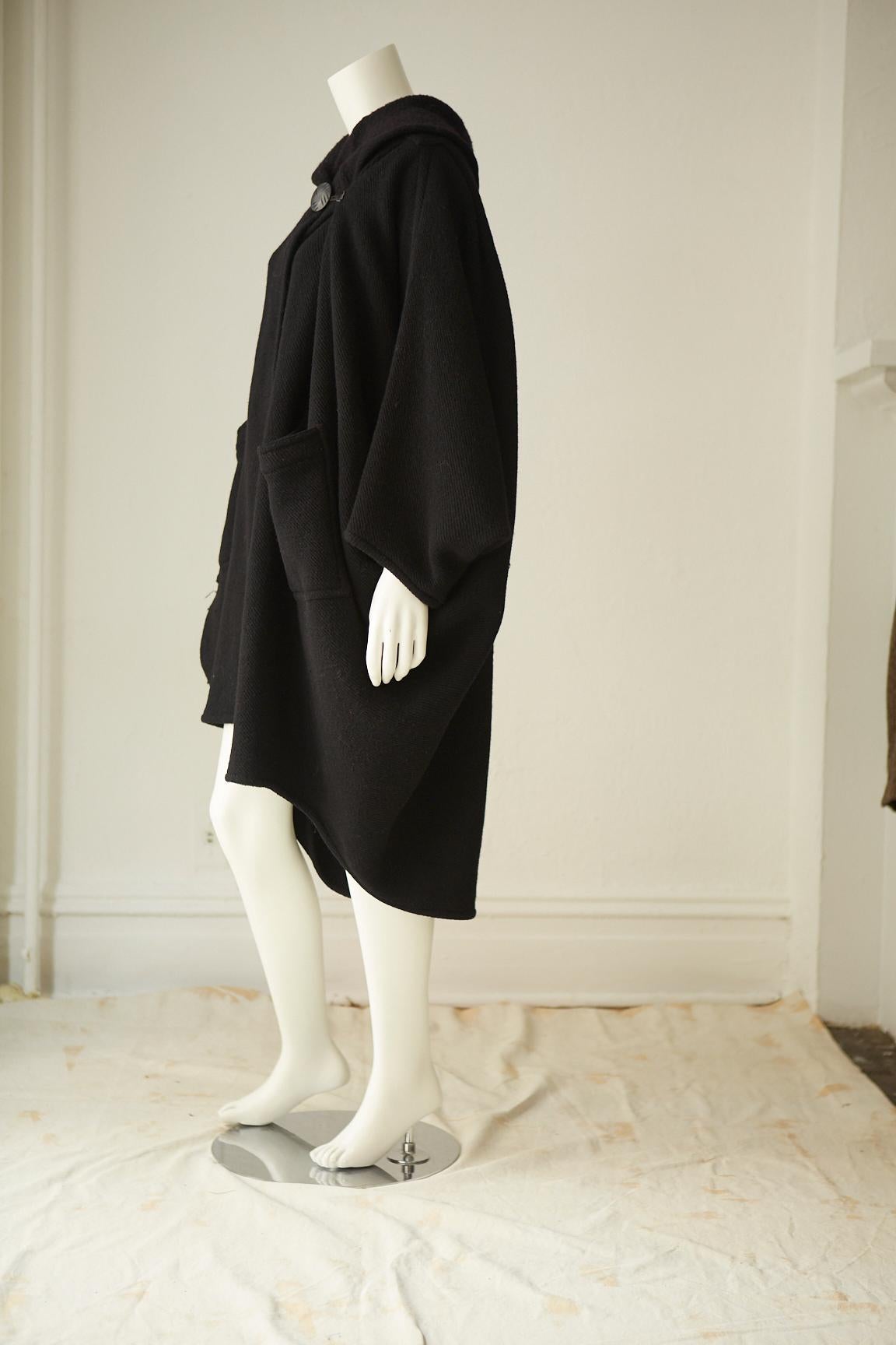 Rare manteau papillon en laine noire Issey Miyake avec étiquette originale.
Fermeture à bouton au centre du devant.
Taille unique.