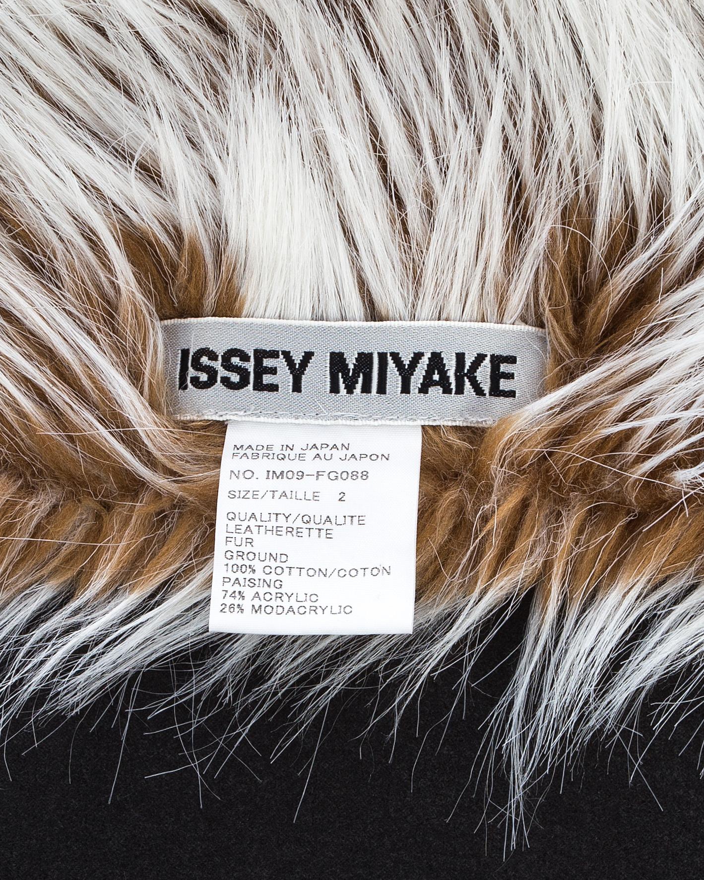 Issey Miyake blue leatherette and faux fur wrap skirt and vest set, fw 2000 For Sale 2