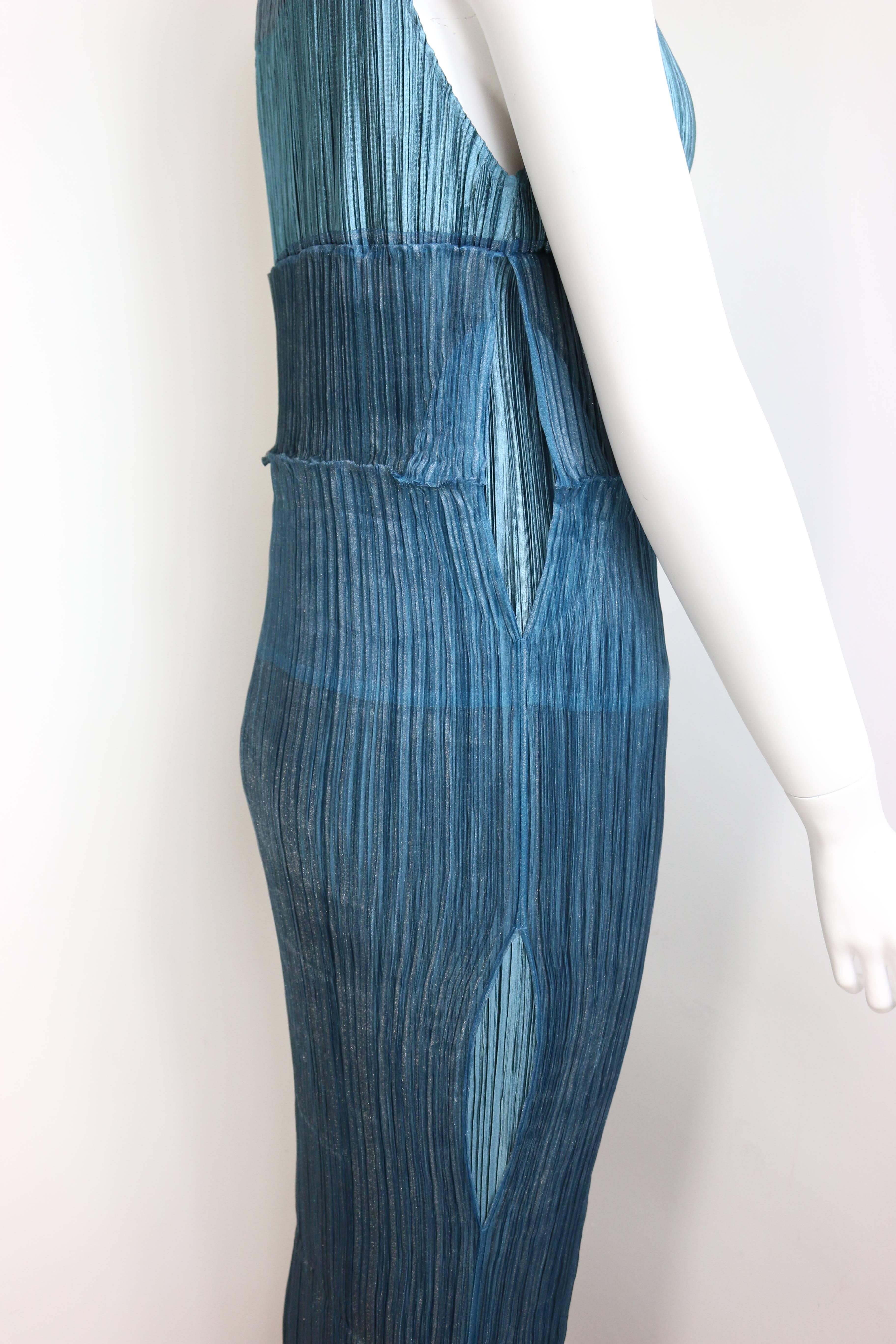 - Brandneues 90er Issey Miyake zweilagiges blaues Maxikleid mit Falten. Noch nie getragen, mit Originaletikett. 

- Größe: 143cm I Brustumfang: 40cm I Taille: 70cm. 

- Hergestellt in Japan. 

- Größe M. 

- 100% Polyester. 

