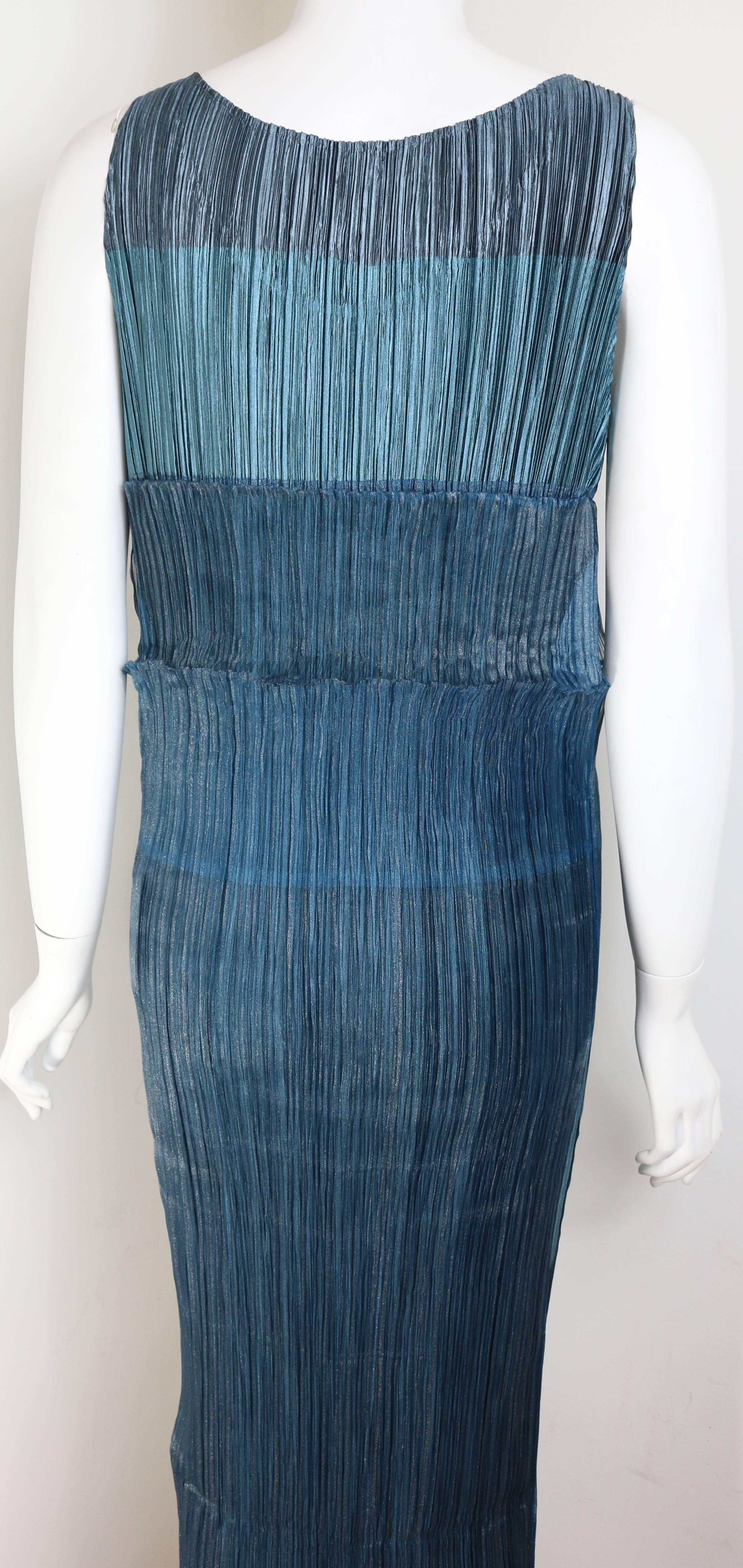 Issey Miyake Blaues plissiertes Maxikleid  im Zustand „Neu“ im Angebot in Sheung Wan, HK