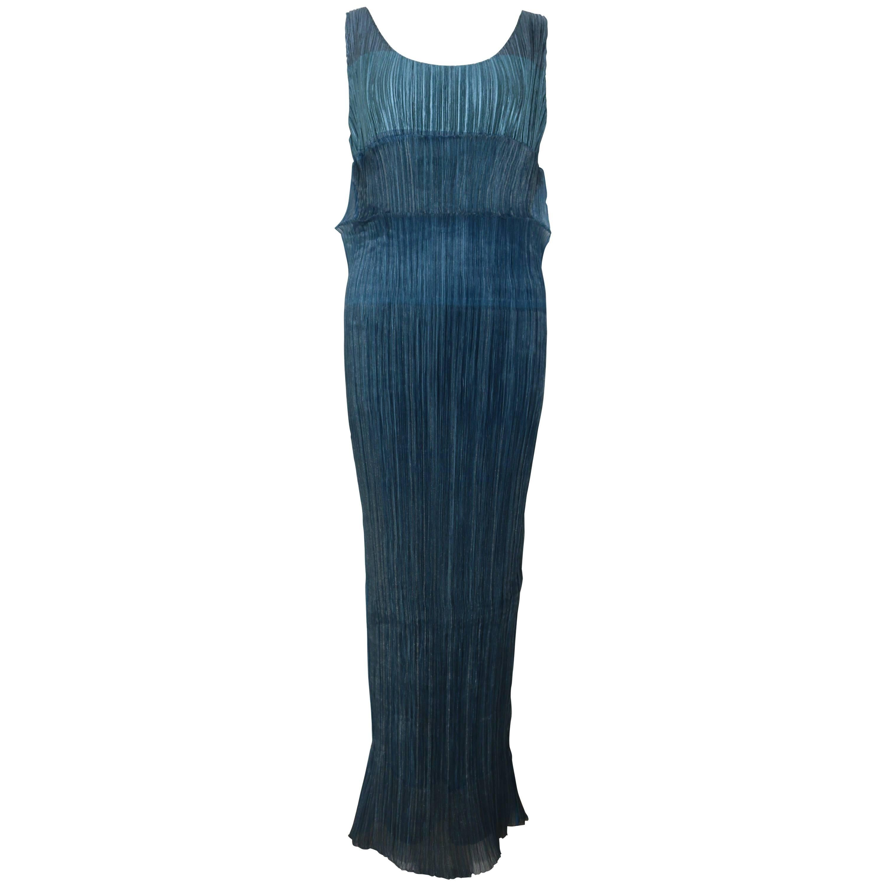 Issey Miyake Blaues plissiertes Maxikleid  im Angebot