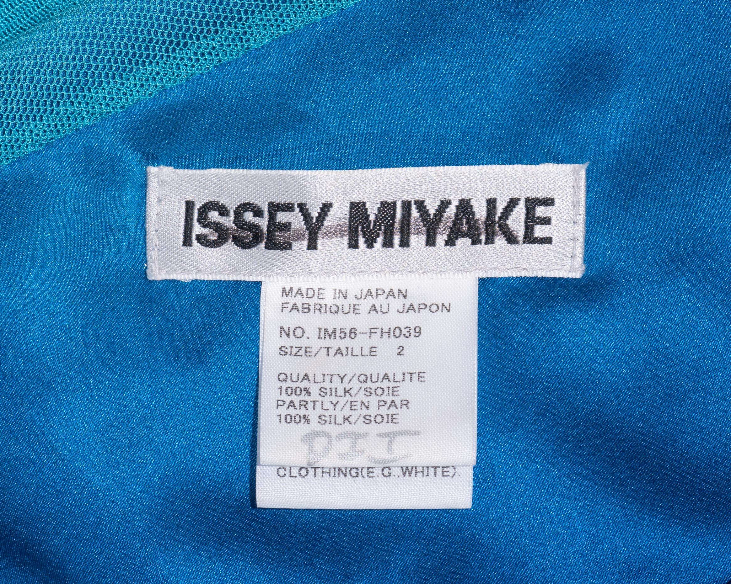 Blaues Seidenkleid von Issey Miyake mit drapiertem Netzüberzug, Frühjahr/Sommer 2005 im Angebot 9