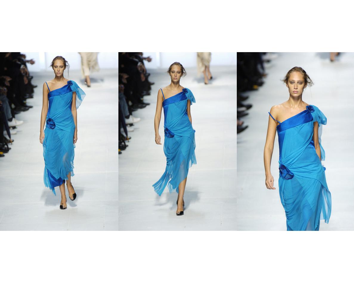 Blaues Seidenkleid von Issey Miyake mit drapiertem Netzüberzug, Frühjahr/Sommer 2005 Damen im Angebot