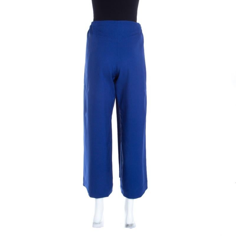 Die Hose zeichnet sich durch ihren leuchtenden Blauton und den geschlitzten Schnitt aus, der ihr einen mehrschichtigen Look verleiht. Tragen Sie sie zu Ihrer Freizeit mit einem dezenten Oberteil und flachen Pantoletten. Diese schöne Issey Miyake