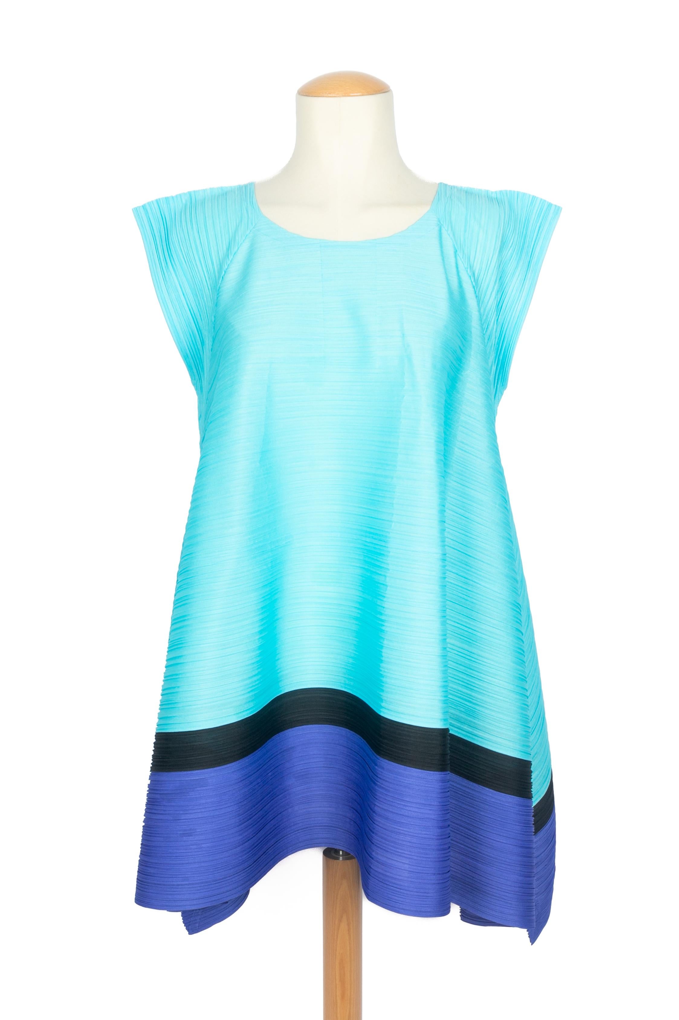 ISSEY MIYAKE - (Made in Japan) Top plissé noir et bleu. Taille 5. Collection S vers 1996.

Condit :
Très bon état.

Dimensions :
Largeur des épaules : 52 cm - Longueur : 92 cm

SKU:FH244