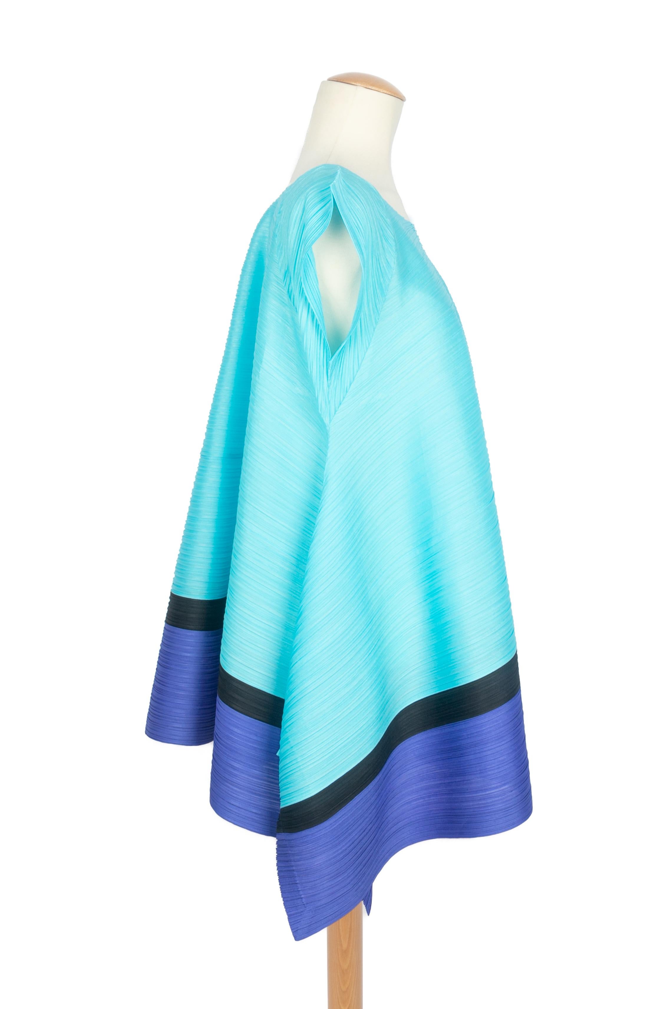 Bleu Issey Miyake top bleu Pleats Please en vente
