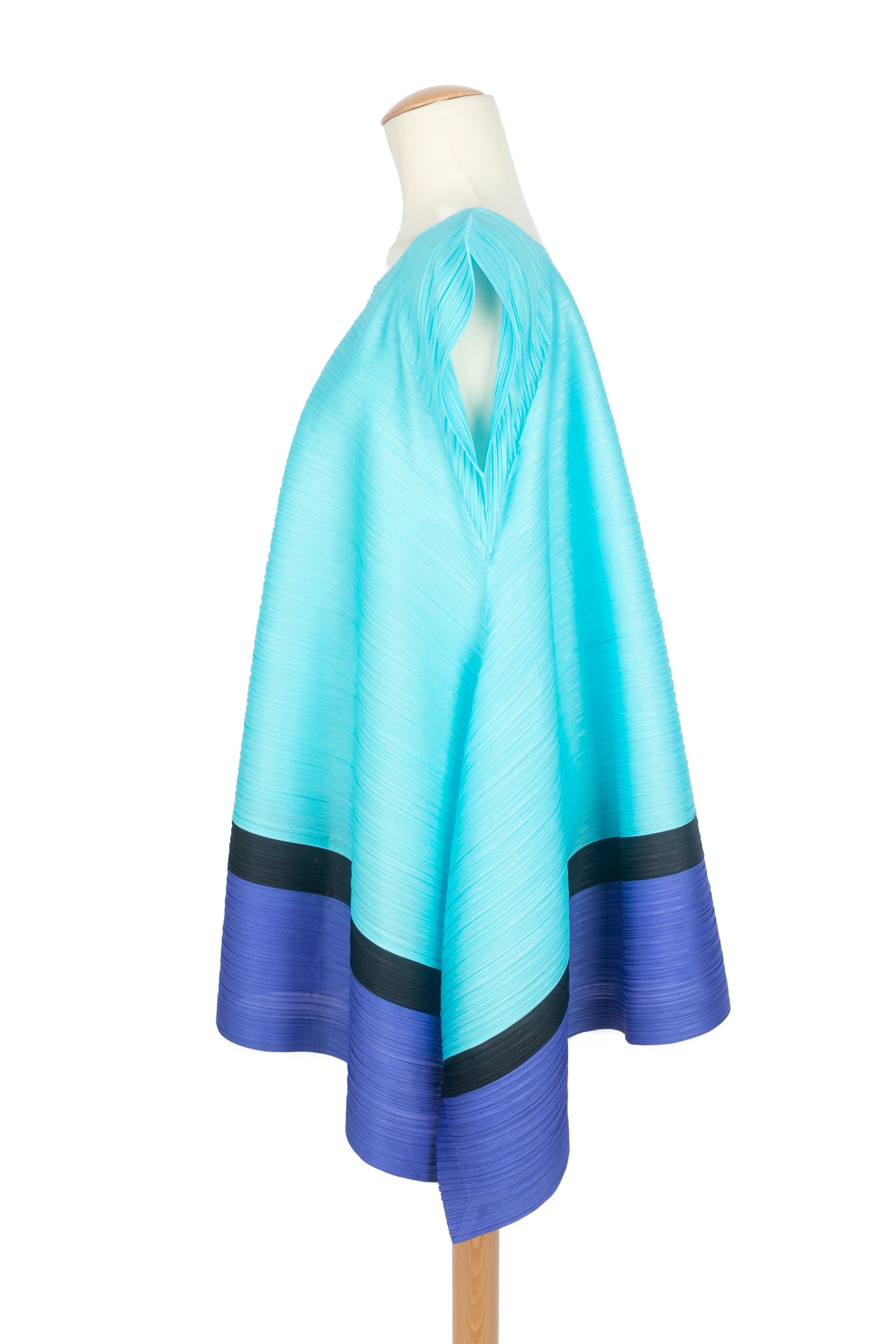 Issey Miyake top bleu Pleats Please Pour femmes en vente