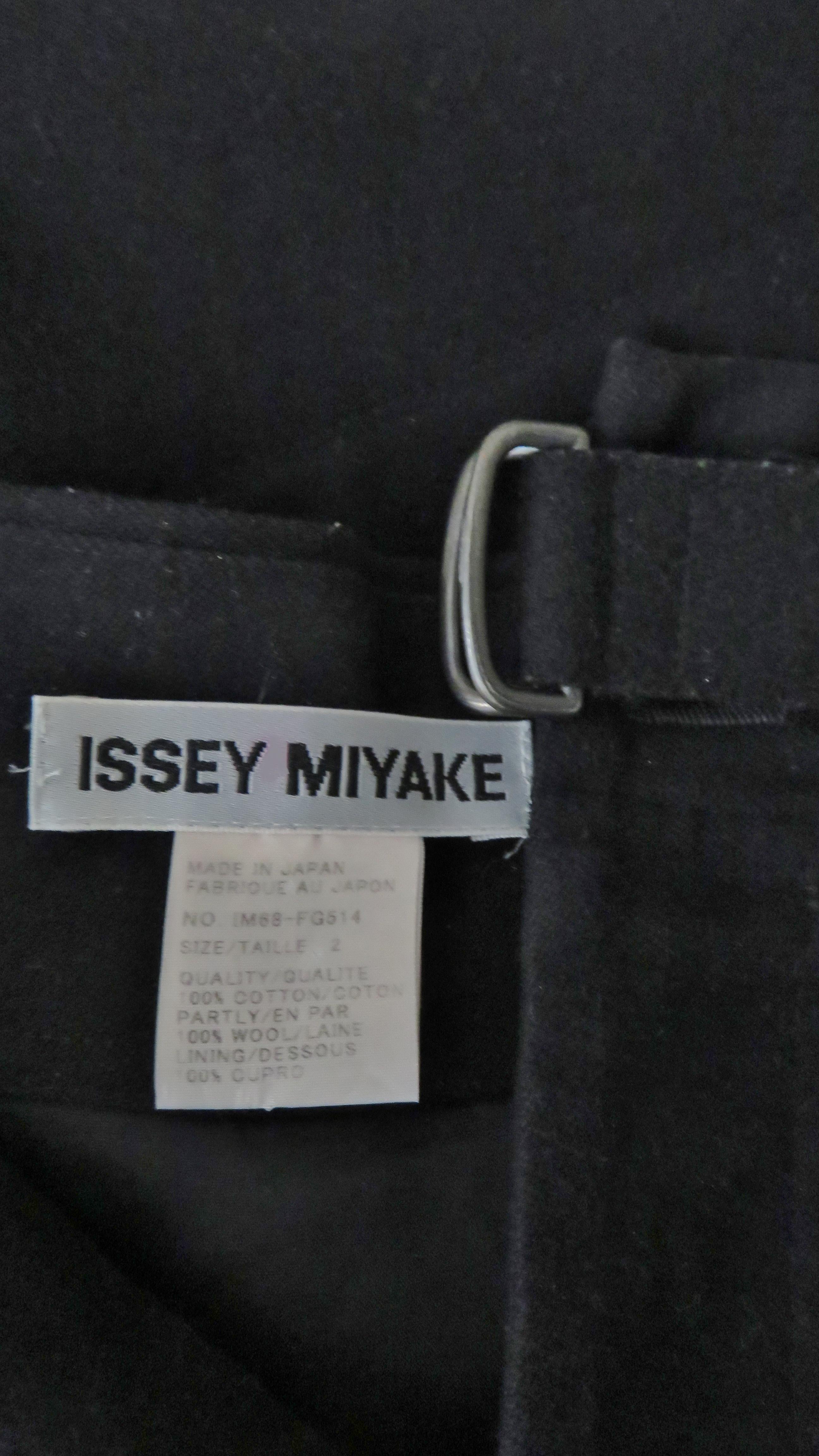 Issey Miyake jupe avec bretelles en vente 8