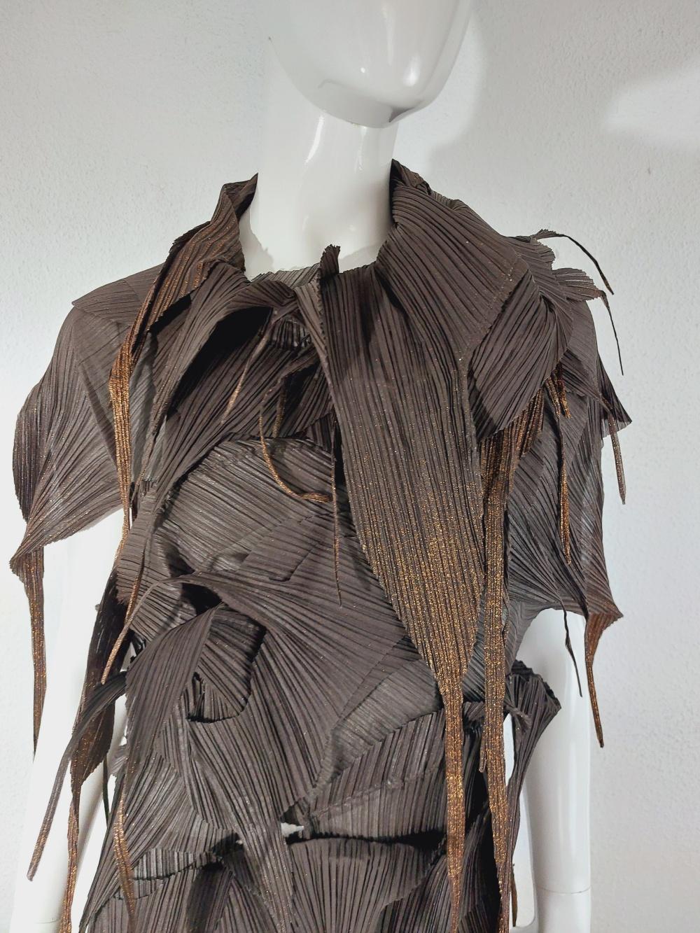 Issey Miyake Brown Gold Fringe Deconstructed Shredded Runway Japanese Kimono Geisha Pleats Please Dress Tunic

Excellent condition, collector brown/gold fringe Dress from Issey Miyke.

Excellent condition, marked 2. Fits for all sizes, elastic