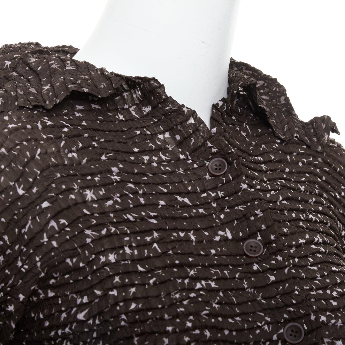 ISSEY MIYAKE brown speckle crinkled collared cropped shirt top M
Reference: SNKO/A00471
Brand: Issey Miyake
Material: Polyester
Color: Brown
Pattern: Abstract
Closure: Button
Made in: Japan

CONDITION:
Condition: Excellent, this item was pre-owned