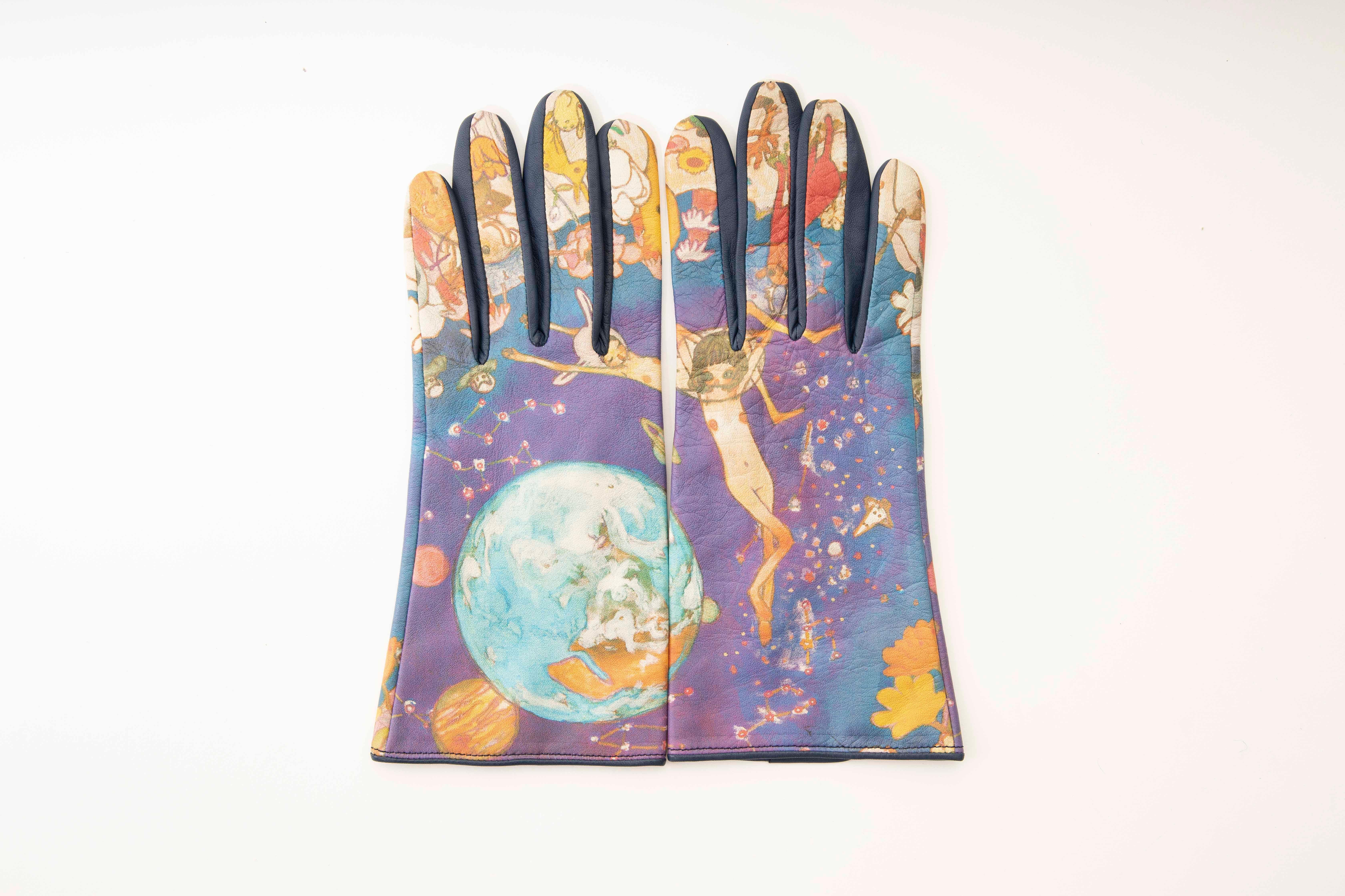 Issey Miyake celestial printed leather gloves with navy leather trim and navy woven lining.

No Size Label

Length: 9, Width: 3.5
