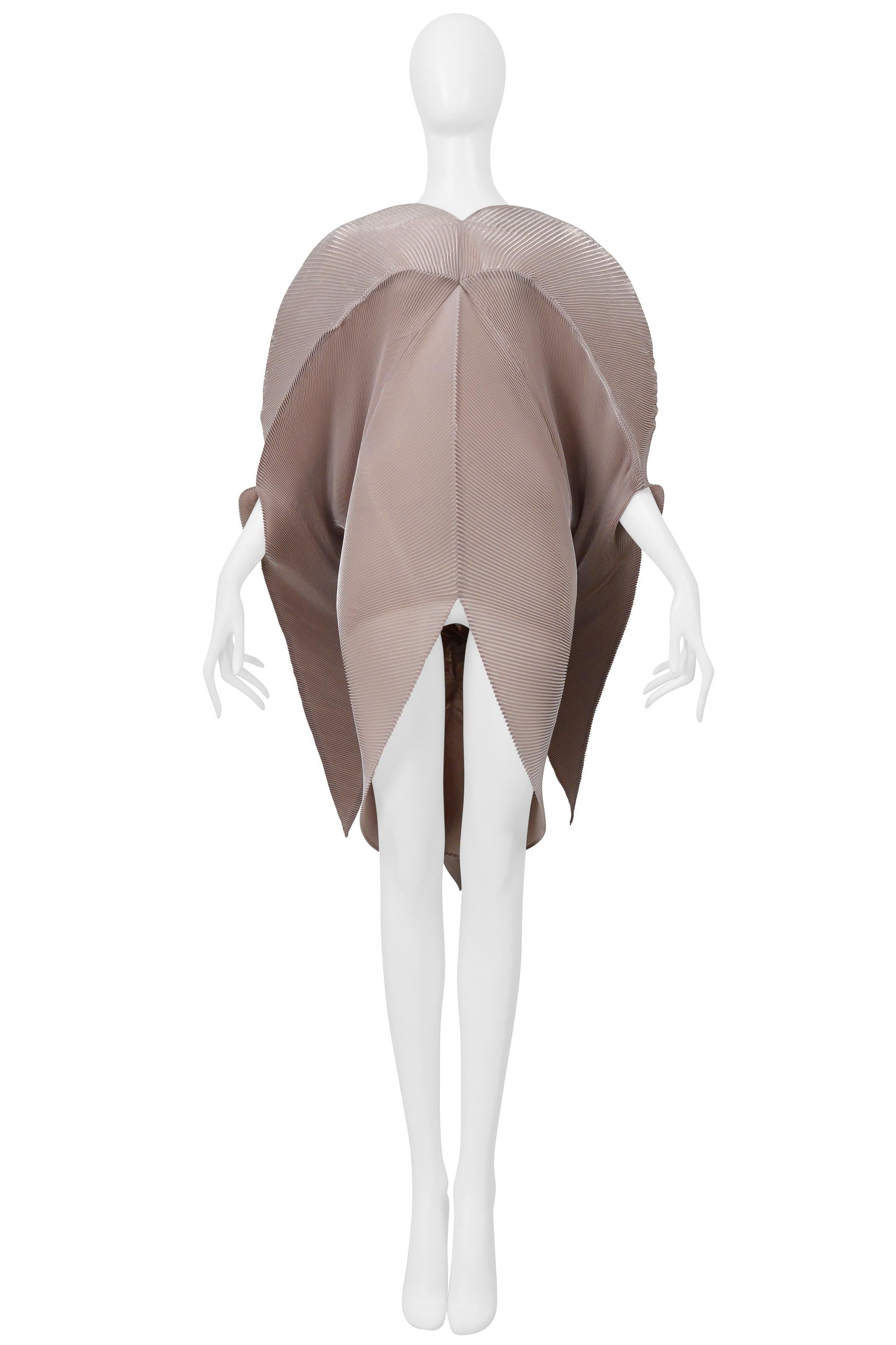 Resurrection Vintage è entusiasta di presentare un abito scultoreo vintage di Issey Miyake color champagne con pieghe in stile Fortuny, spalle e maniche rotonde, dettagli organici a forma libera sulla schiena e lunghezza alta e bassa. 

Issey