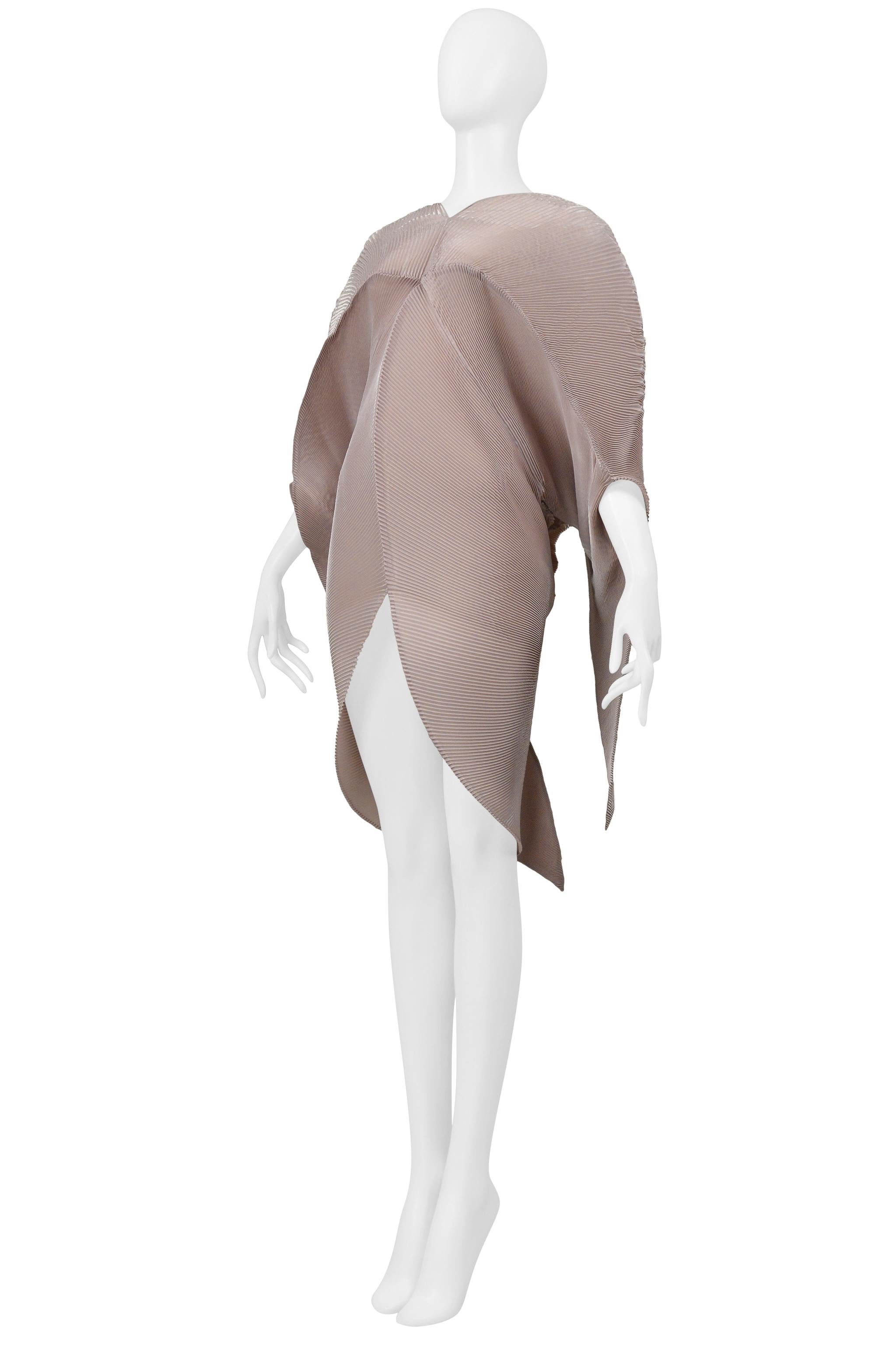 Issey Miyake Champagne Pleated Organic Sculptural Dress 2001 In condizioni ottime in vendita a Los Angeles, CA