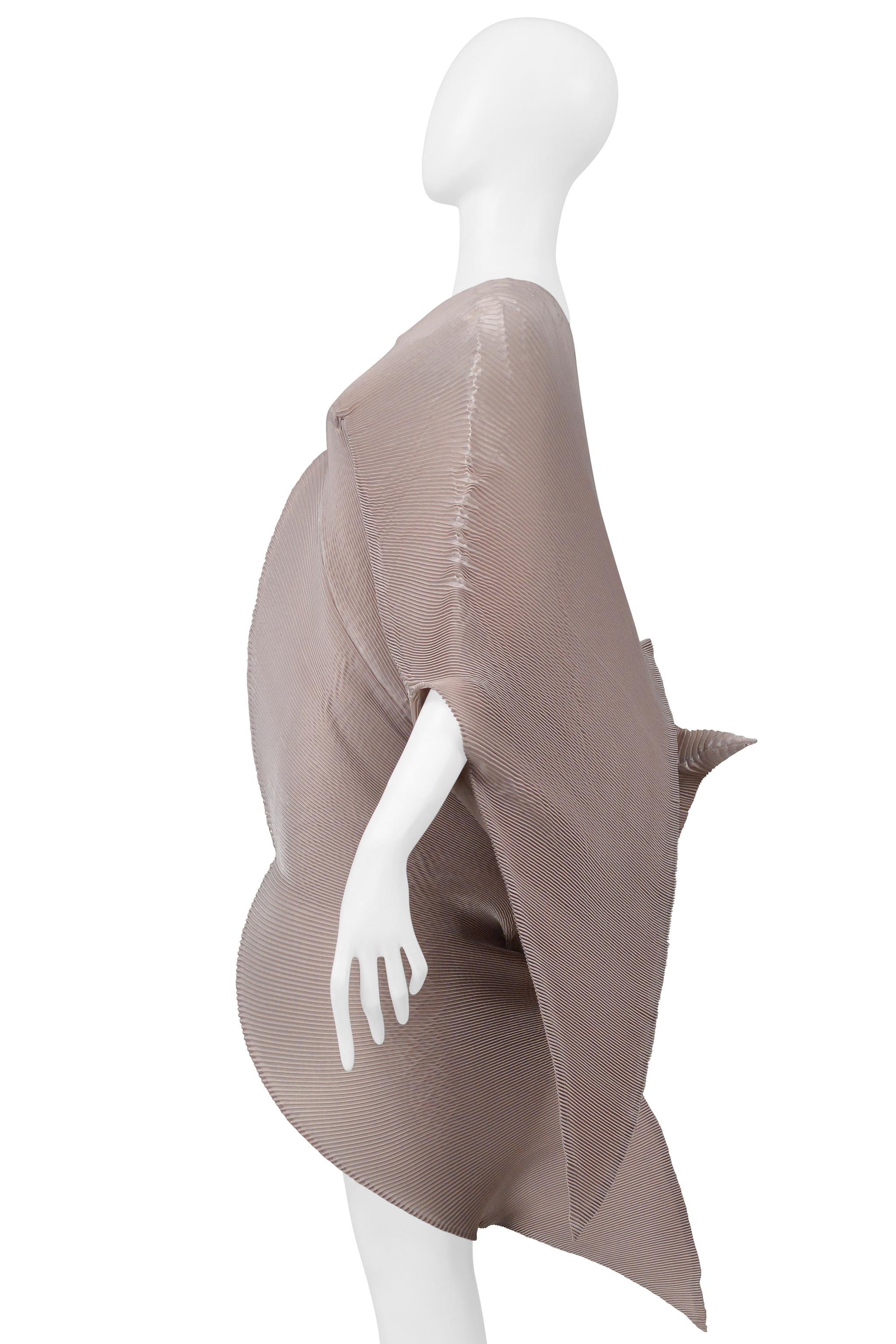 Donna Issey Miyake Champagne Pleated Organic Sculptural Dress 2001 in vendita