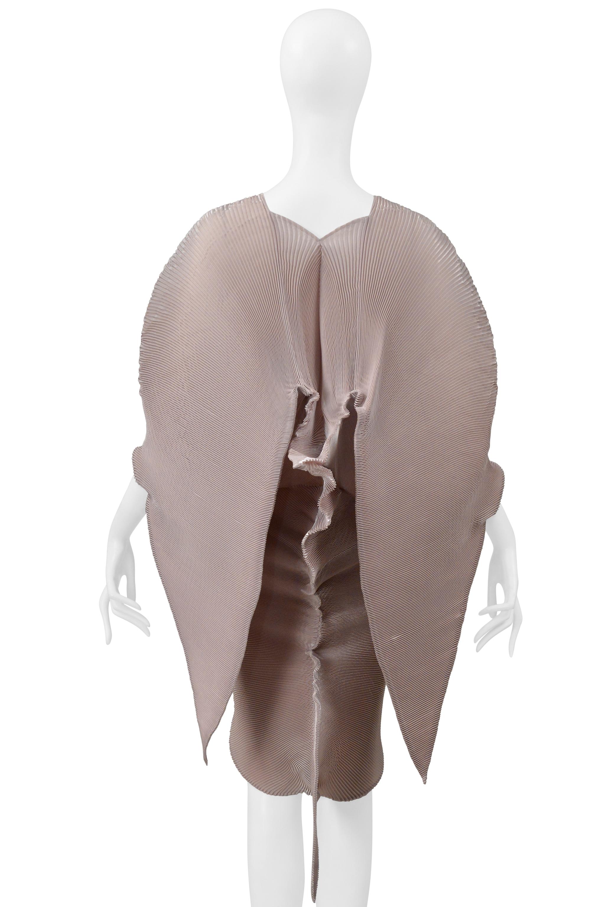 Issey Miyake Champagne Pleated Organic Sculptural Dress 2001 in vendita 2