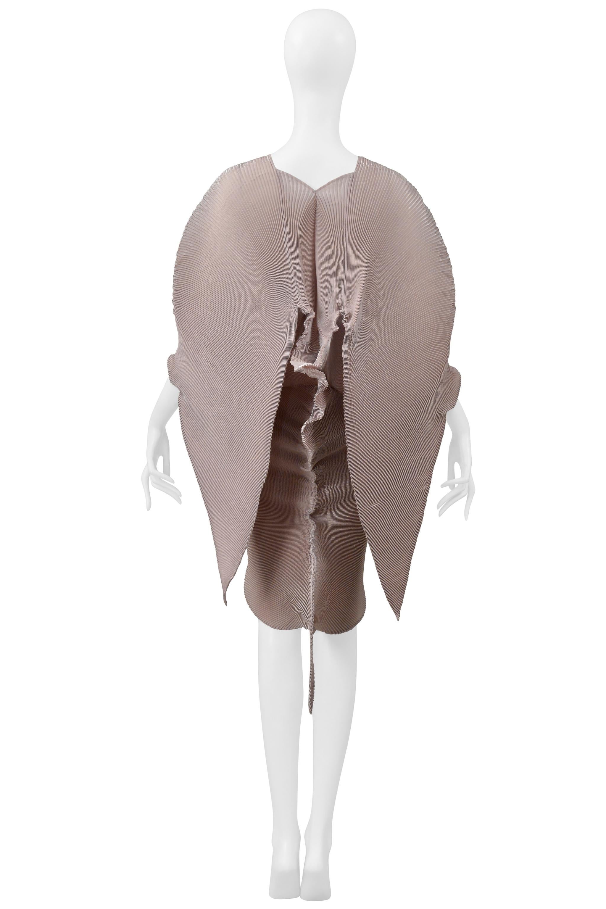 Issey Miyake Champagne Pleated Organic Sculptural Dress 2001 in vendita 3