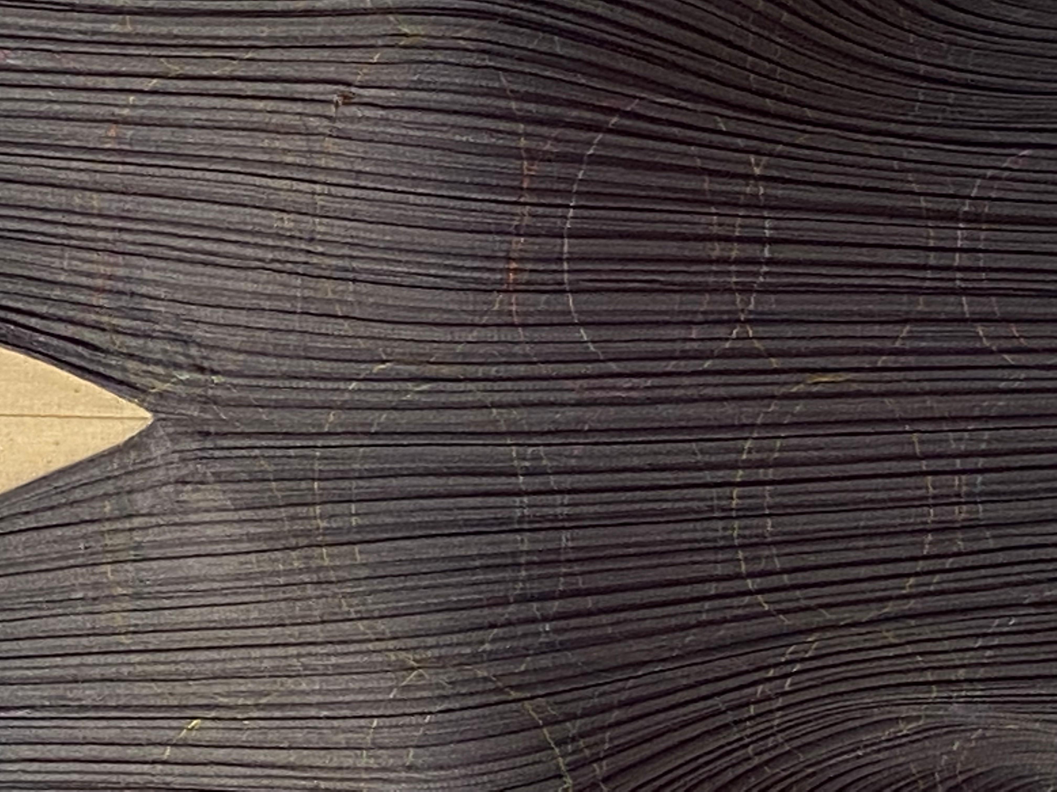     Le pull-over gris anthracite issey Miyake est orné de fils multicolores cousus en cercles. L'ourlet est fini avec des bords festonnés ainsi qu'avec les manches CAP. Un seul bouton sur le devant du cou. Le devant mesure 14 1/2 pouces de longueur,