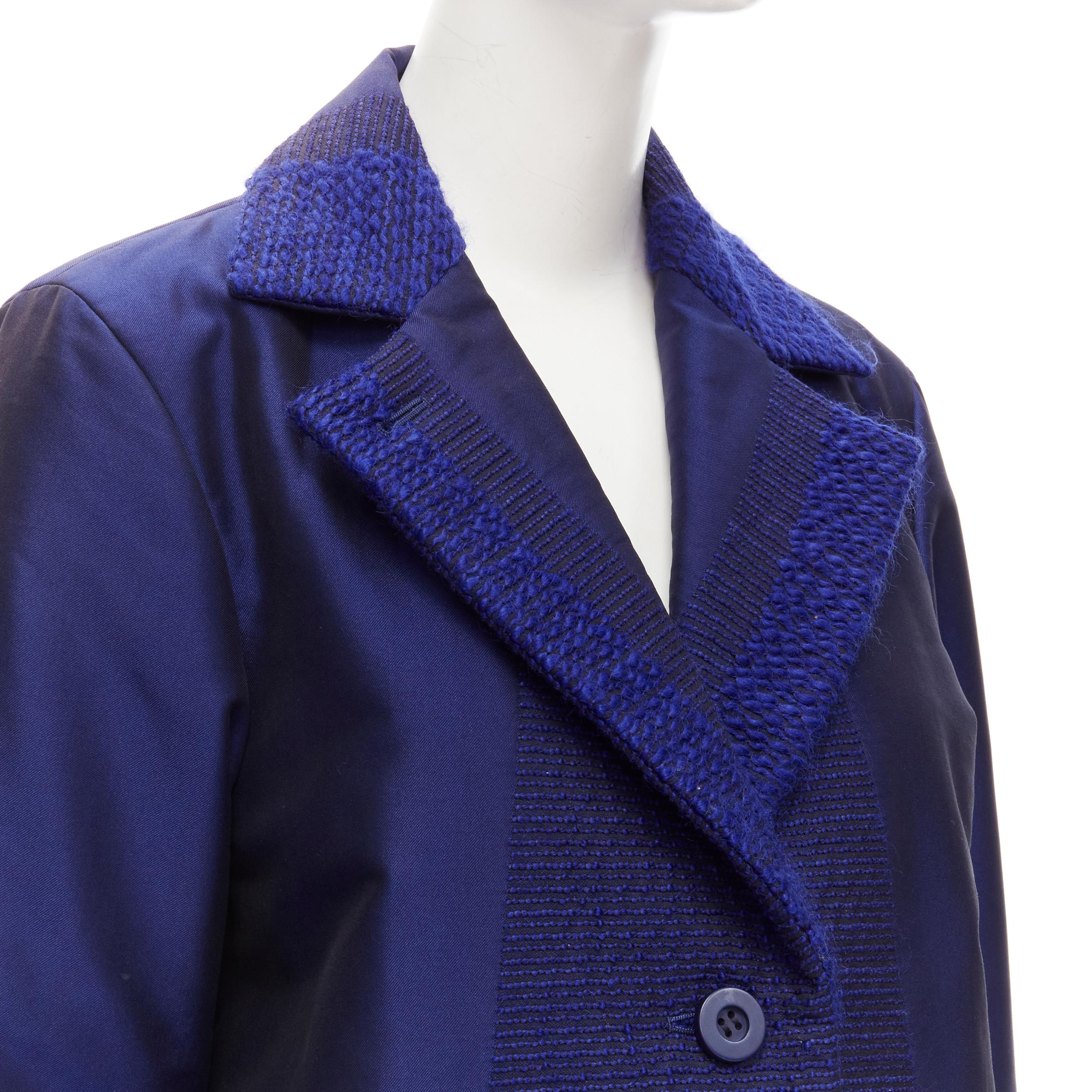 Issey Miyake, giacca a bozzolo in taffettà blu cobalto e tweed a trama multipla M
Riferimento: TGAS/C01664
Marchio: Issey Miyake
Materiale: Cotone, Mohair
Colore: blu
Modello: Tinta unita
Chiusura: bottone
Fodera:  Tessuto
Dettagli extra: Due tasche