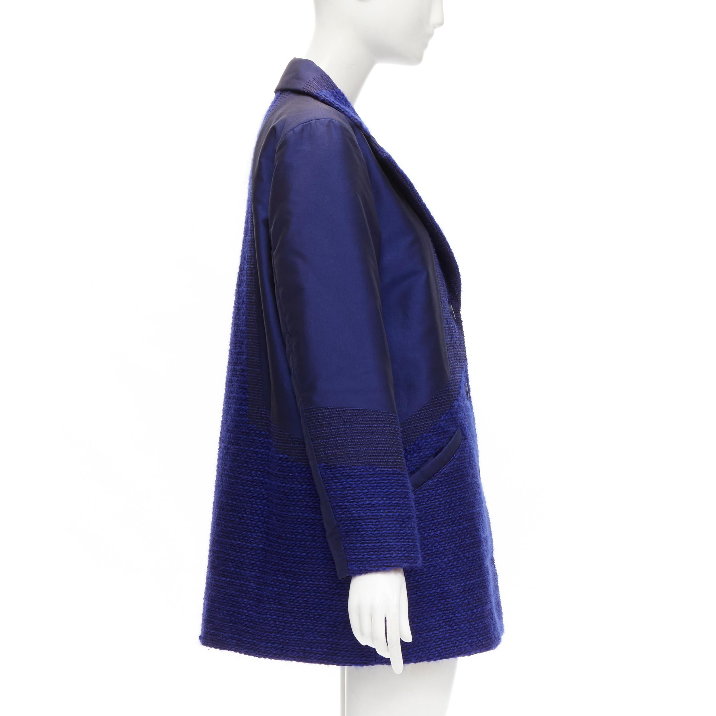 ISSEY MIYAKE Kobaltblauer Jackenmantel aus Taft und Tweed mit mehreren Texturen M im Angebot 1