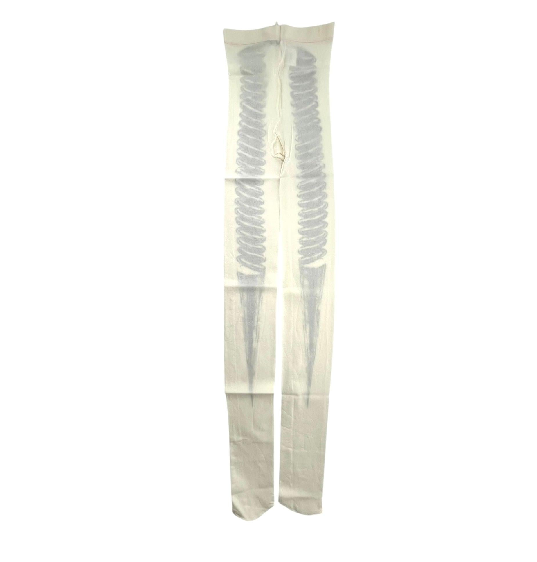 Bas Issey Miyake imprimé tire-bouchon en crème. L'illustration d'un tire-bouchon noir décore l'avant de ce collant vibrant, contrastant avec le fond blanc. Vers les années 1990. Neuf, non porté, deadstock encore dans l'emballage d'origine. Rare et