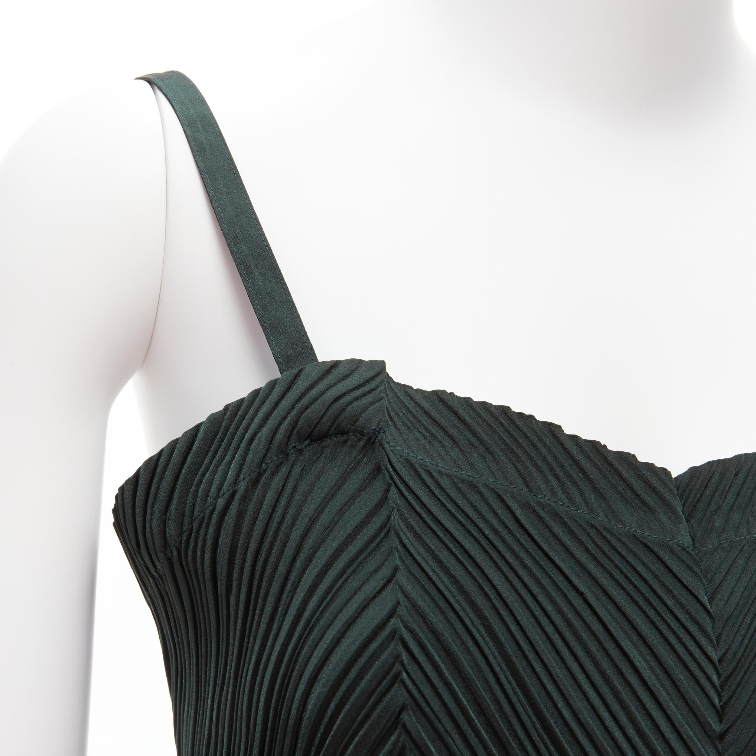 ISSEY MIYAKE dark green spaghetti strap plisse camisole vest top M
Reference: TGAS/D00085
Brand: Issey Miyake
Material: Polyester
Color: Green
Pattern: Solid
Closure: Slip On
Made in: Japan

CONDITION:
Condition: Excellent, this item was pre-owned