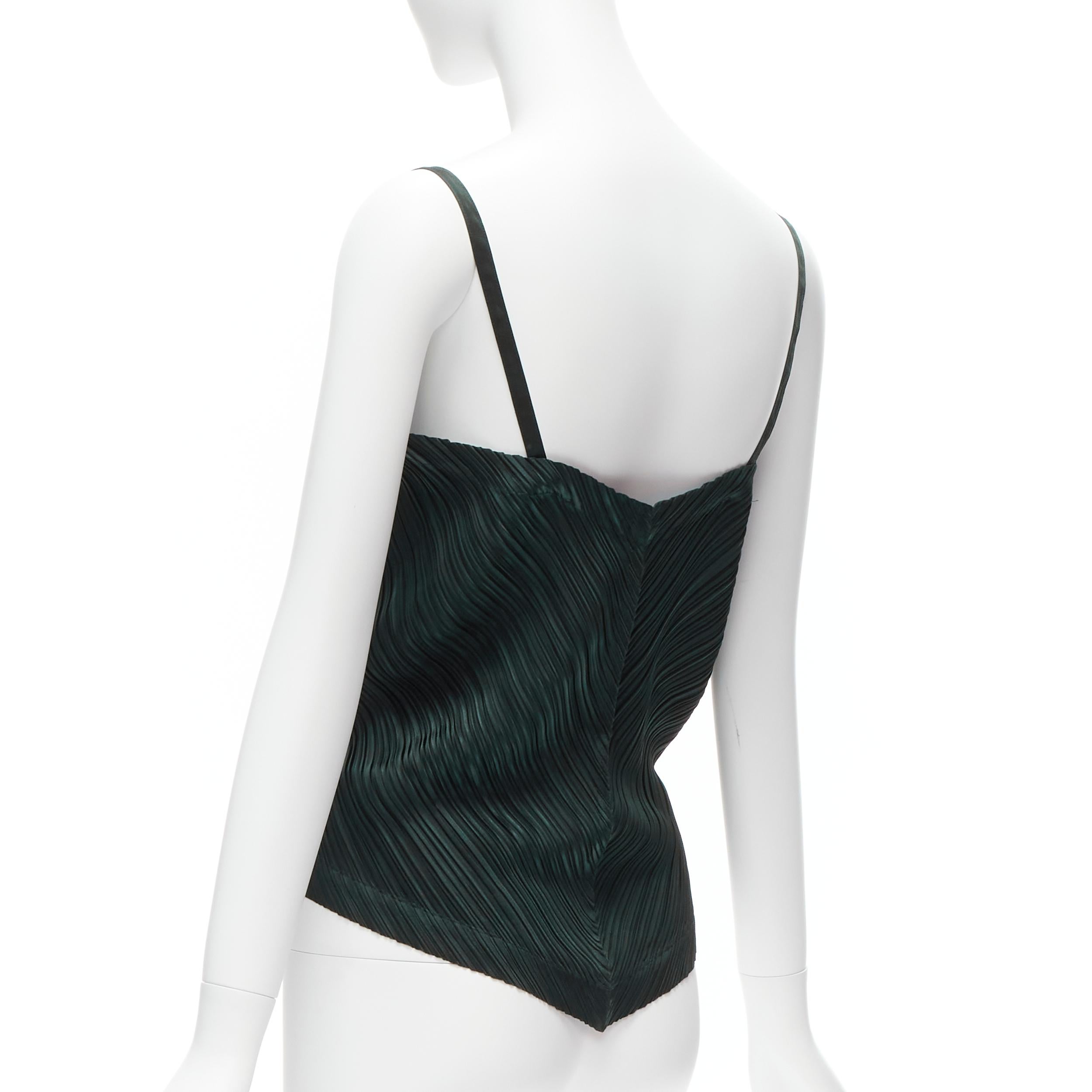 ISSEY MIYAKE dark green spaghetti strap plisse camisole vest top M In Excellent Condition For Sale In Hong Kong, NT