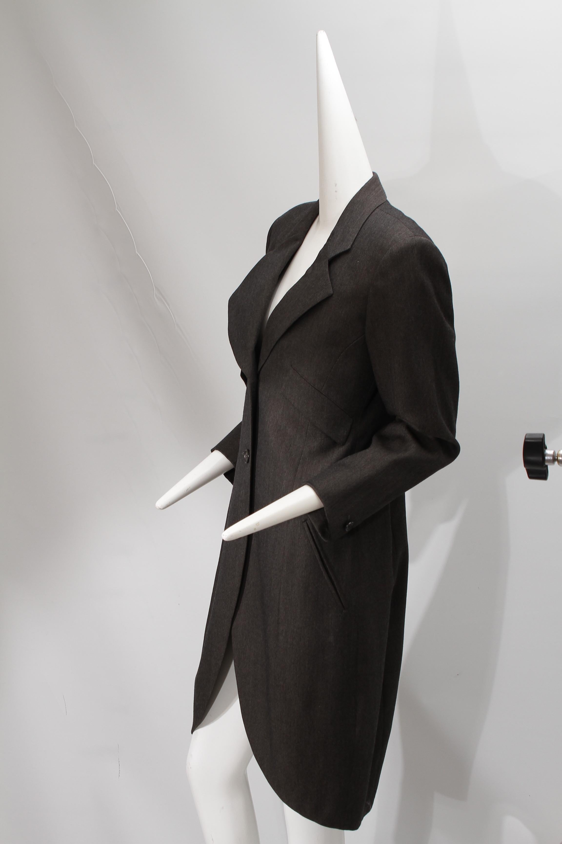 Issey Miyake, gris foncé, trois boutons, draperie avec col en origami, Circa 1980 en vente 5