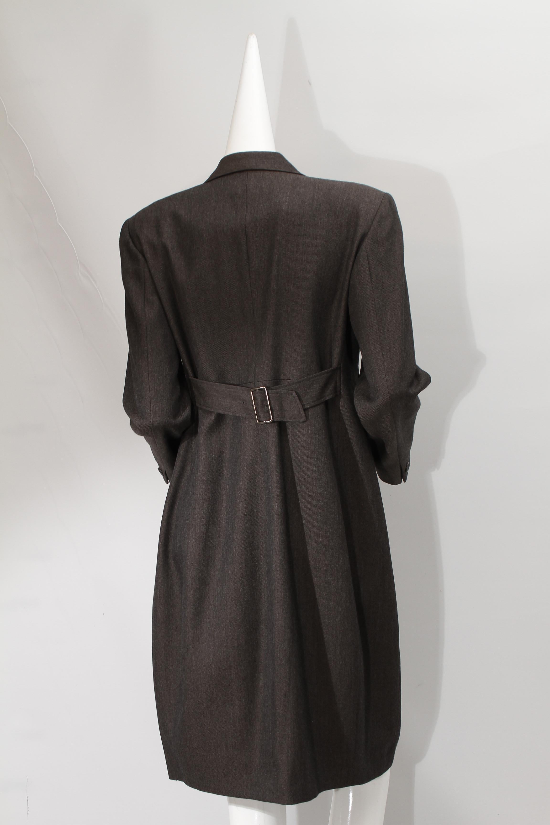 Issey Miyake, gris foncé, trois boutons, draperie avec col en origami, Circa 1980 en vente 6