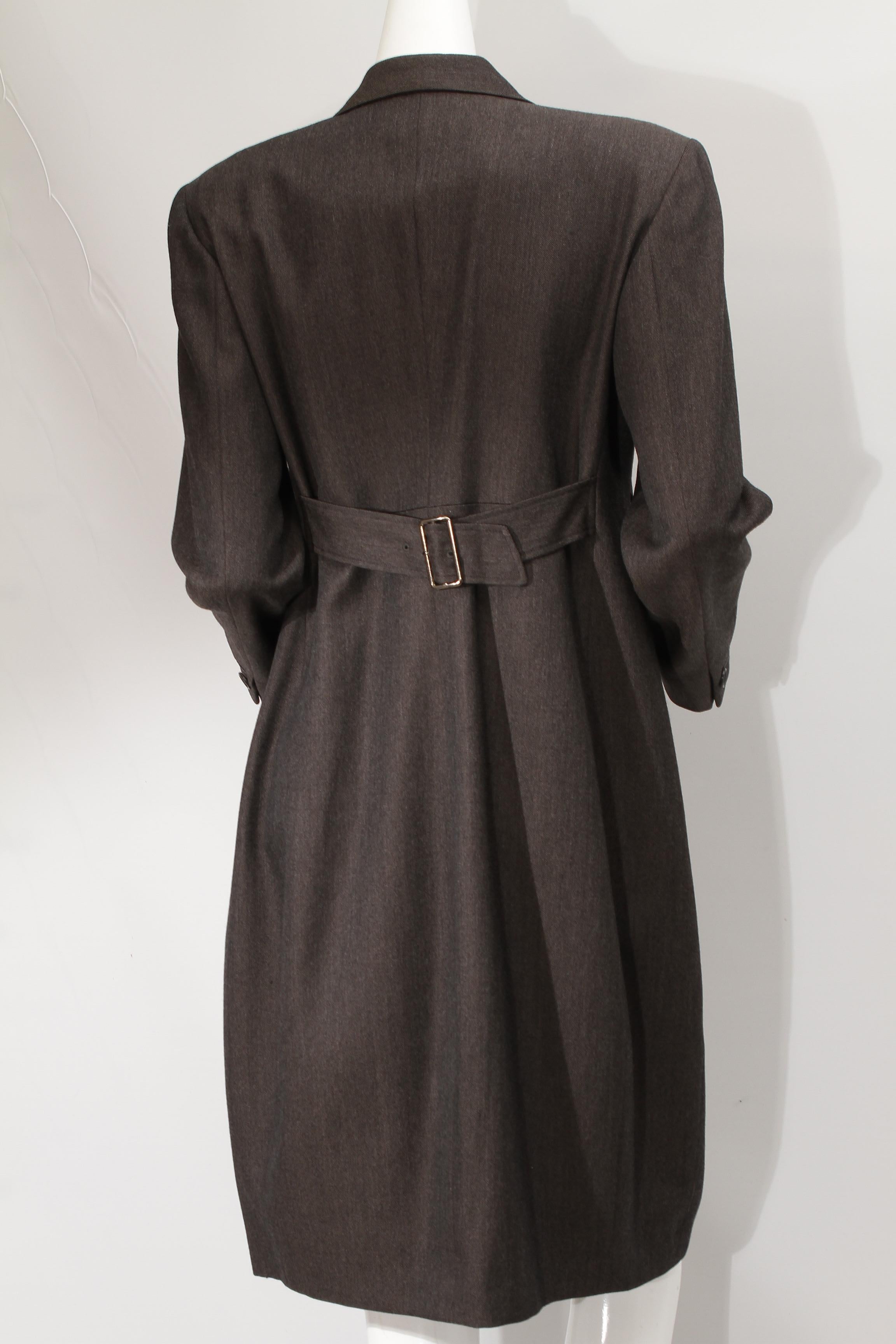 Issey Miyake, gris foncé, trois boutons, draperie avec col en origami, Circa 1980 en vente 7
