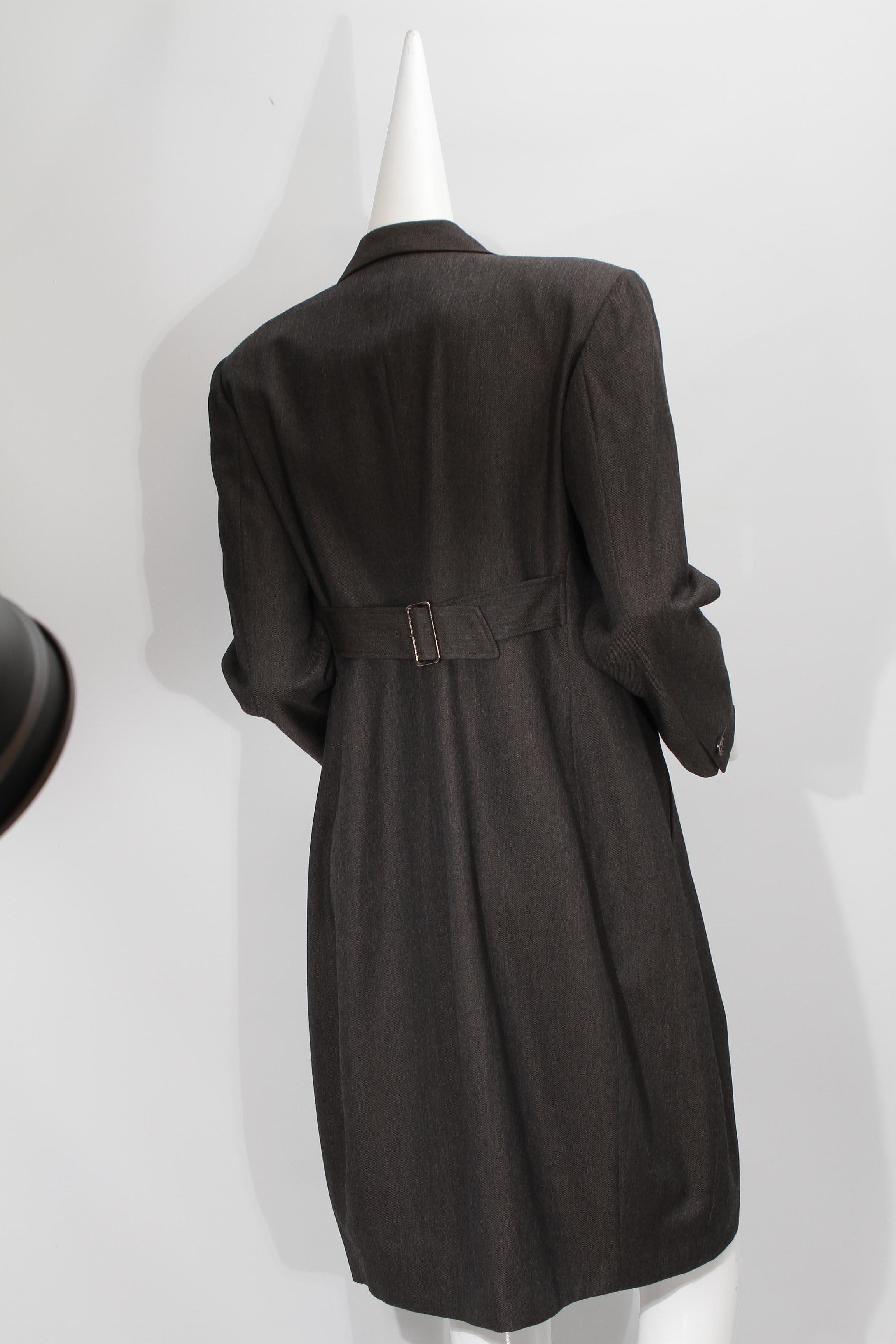 Issey Miyake, gris foncé, trois boutons, draperie avec col en origami, Circa 1980 en vente 8