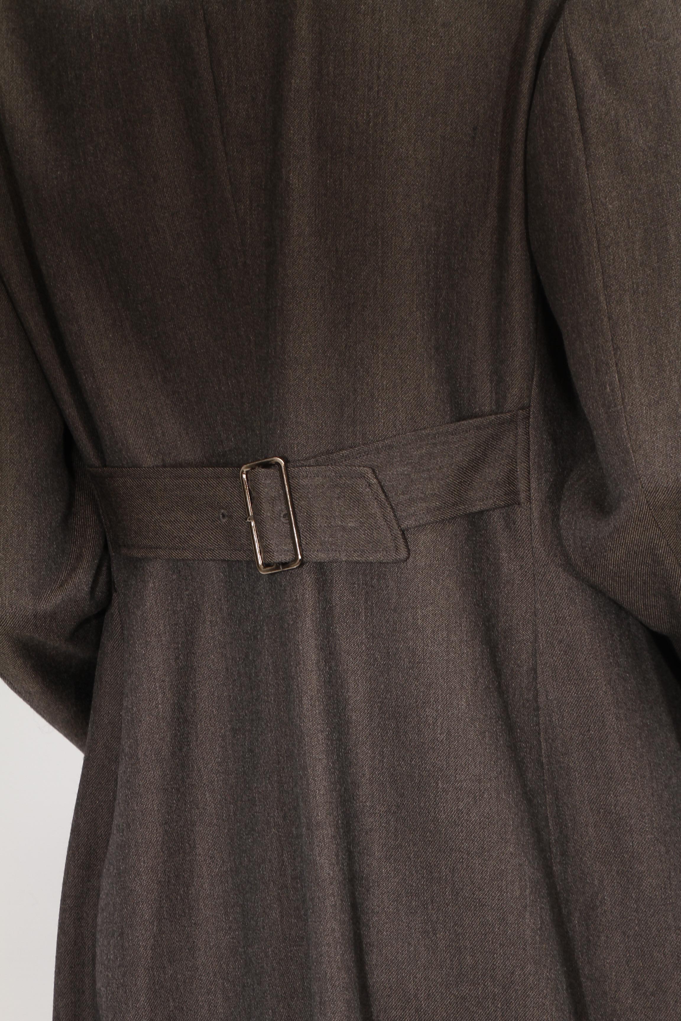 Issey Miyake, gris foncé, trois boutons, draperie avec col en origami, Circa 1980 en vente 9