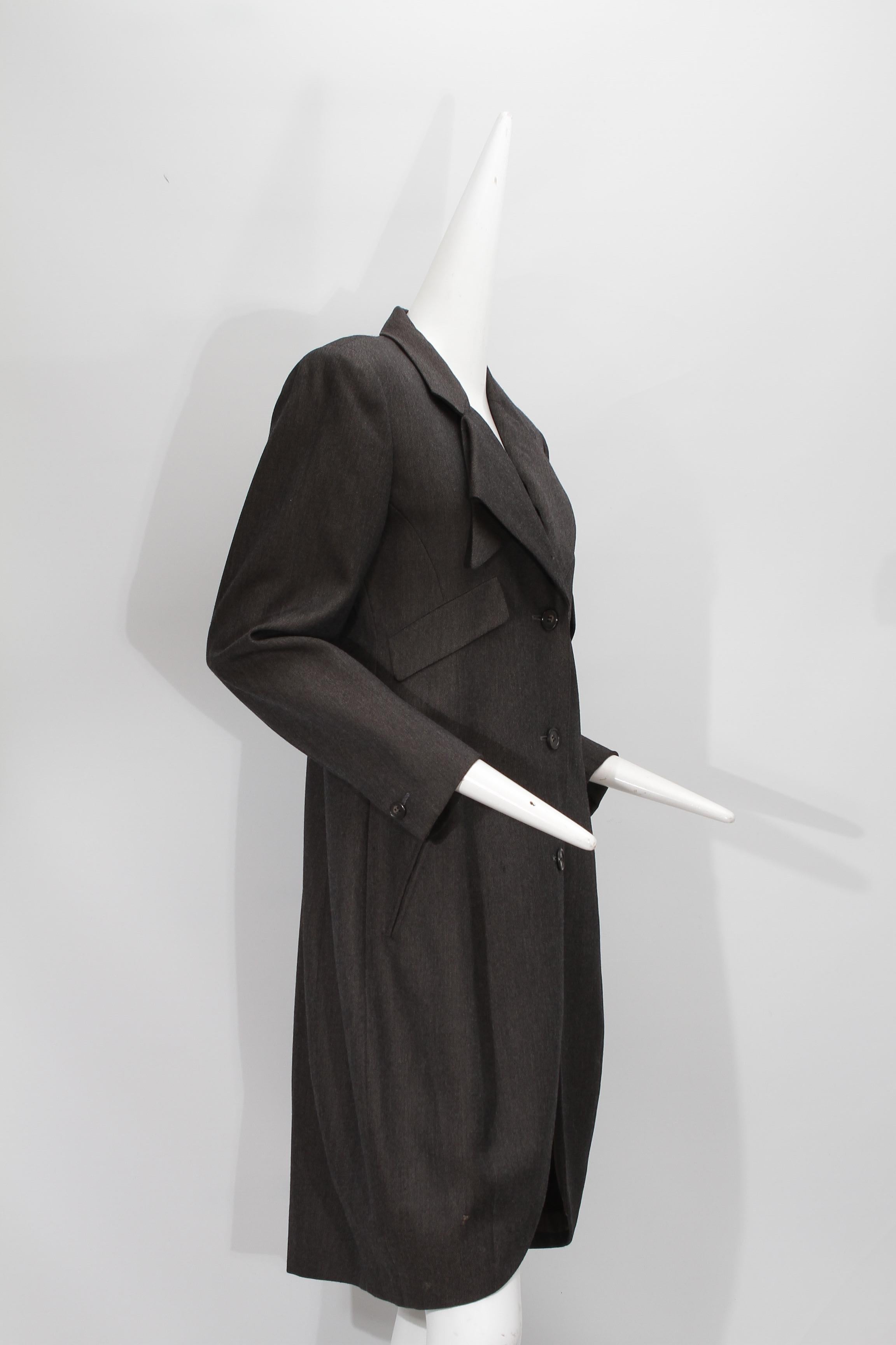 Issey Miyake, gris foncé, trois boutons, draperie avec col en origami, Circa 1980 en vente 10