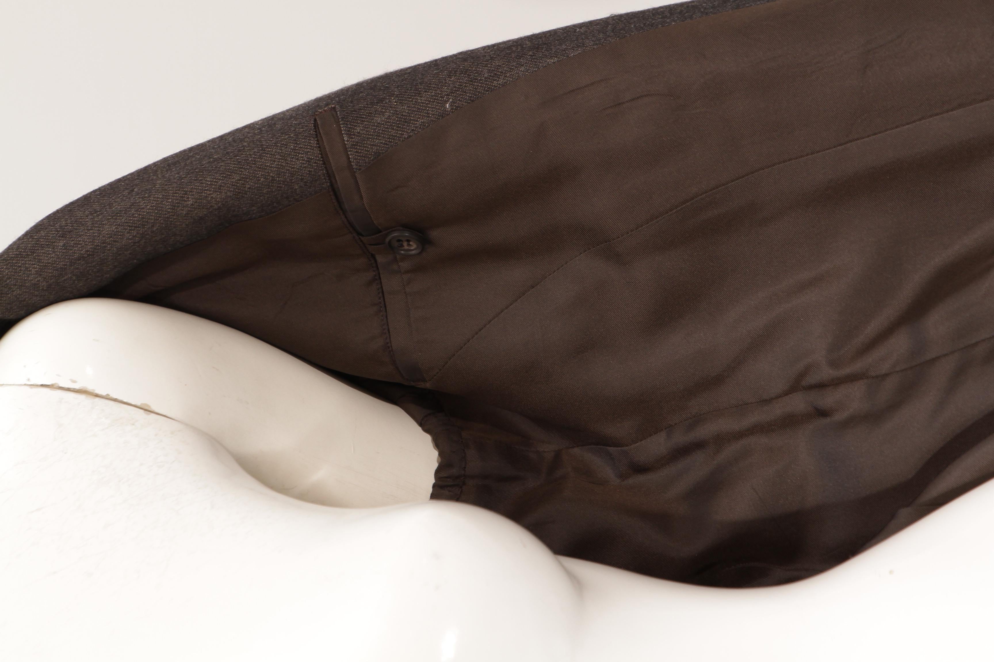 Issey Miyake, gris foncé, trois boutons, draperie avec col en origami, Circa 1980 en vente 12