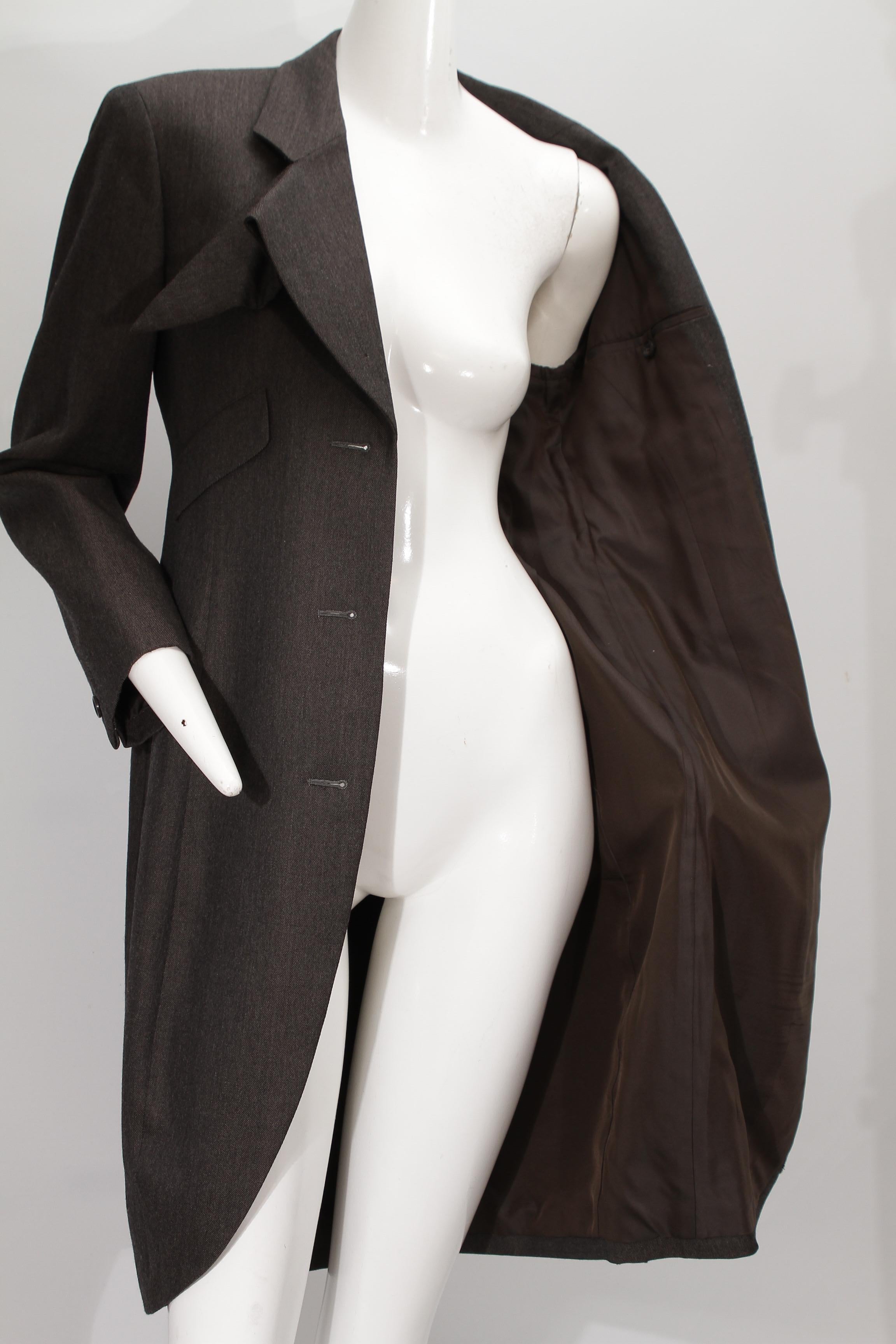 Issey Miyake, gris foncé, trois boutons, draperie avec col en origami, Circa 1980 en vente 14