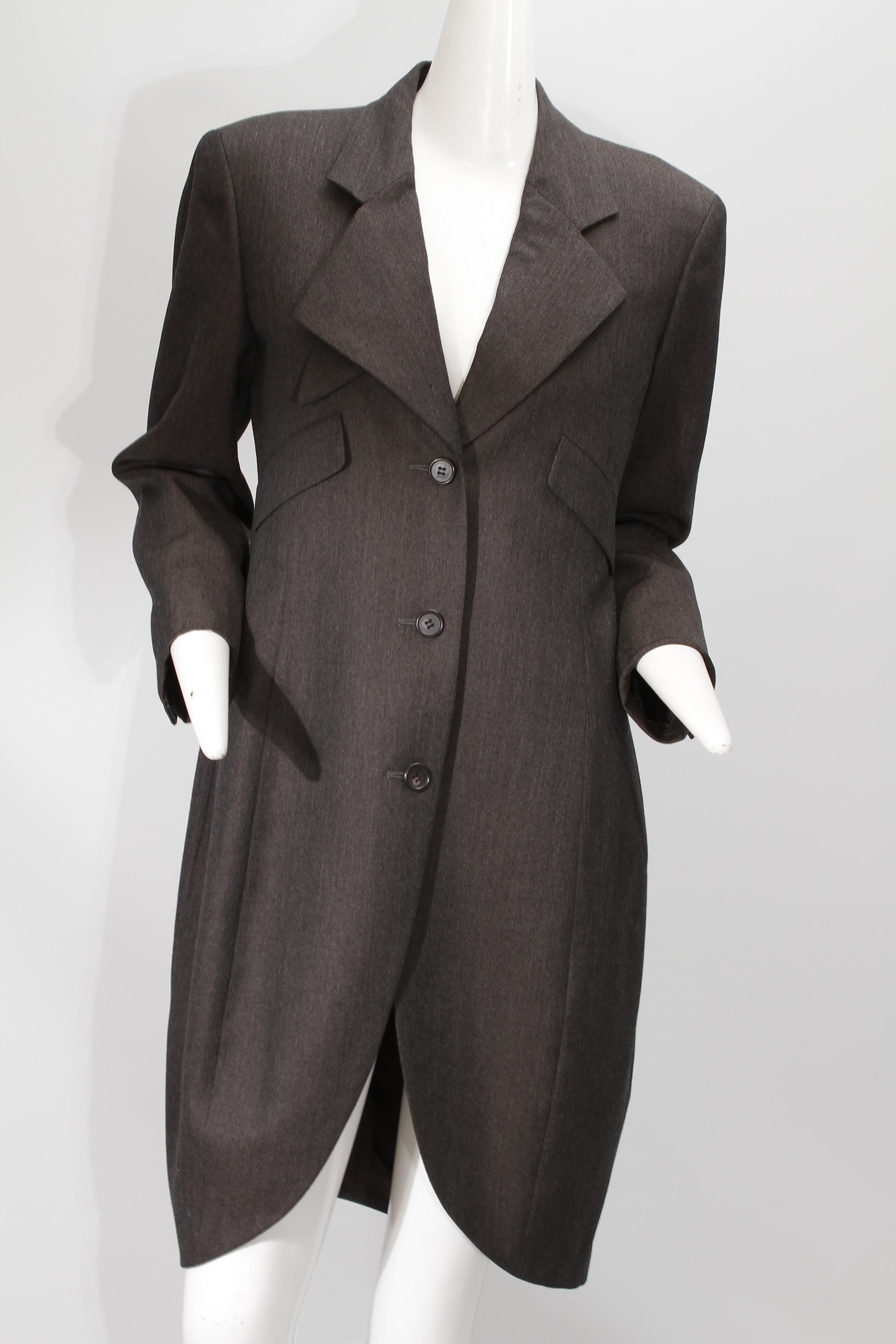 ISSEY MIYAKE, pardessus de style smoking gris foncé des années 1980, avec trois boutons et un col en origami. Il y a un petit trou vers le bas de la queue. 

Taille Moyenne

