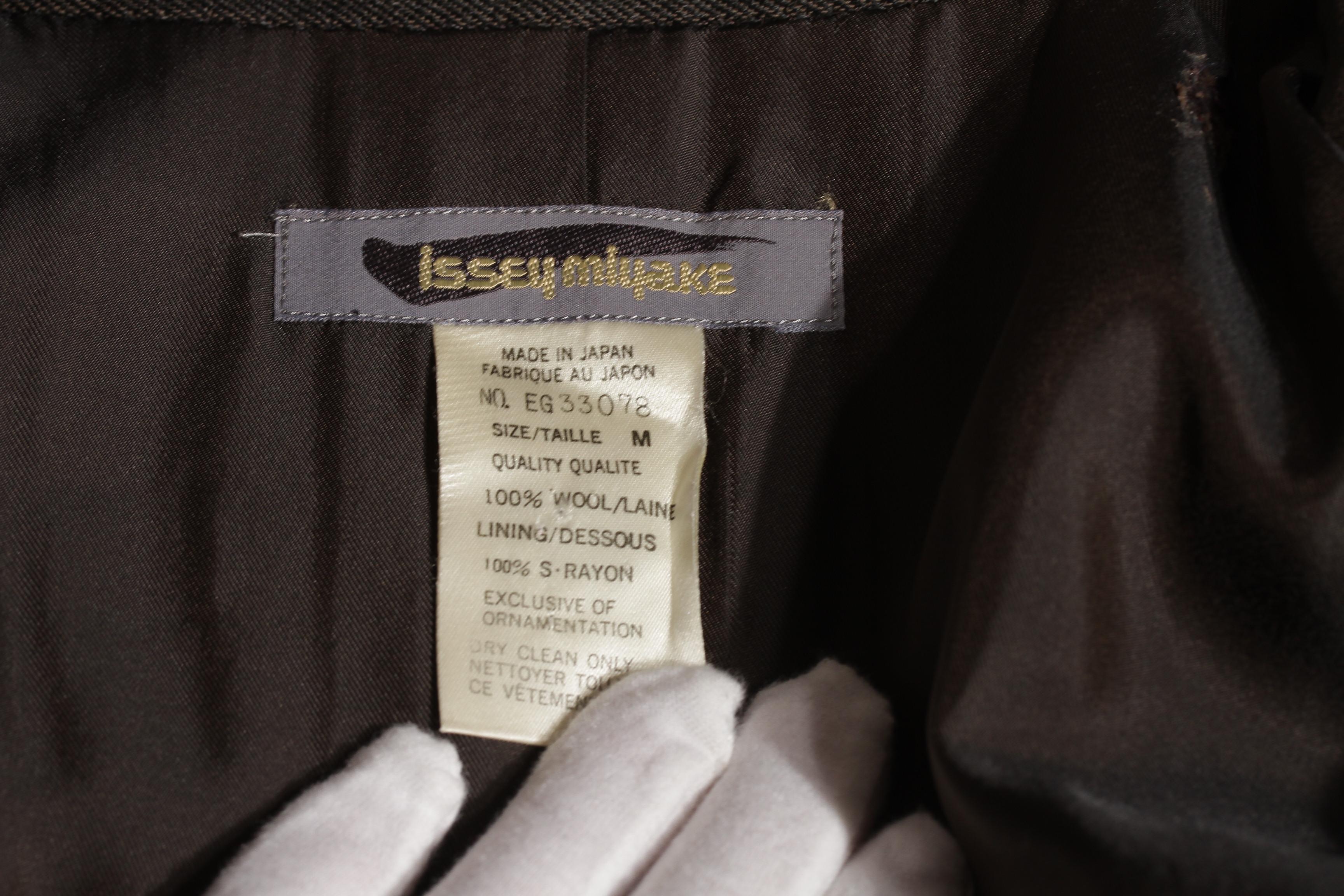 Issey Miyake, gris foncé, trois boutons, draperie avec col en origami, Circa 1980 en vente 15