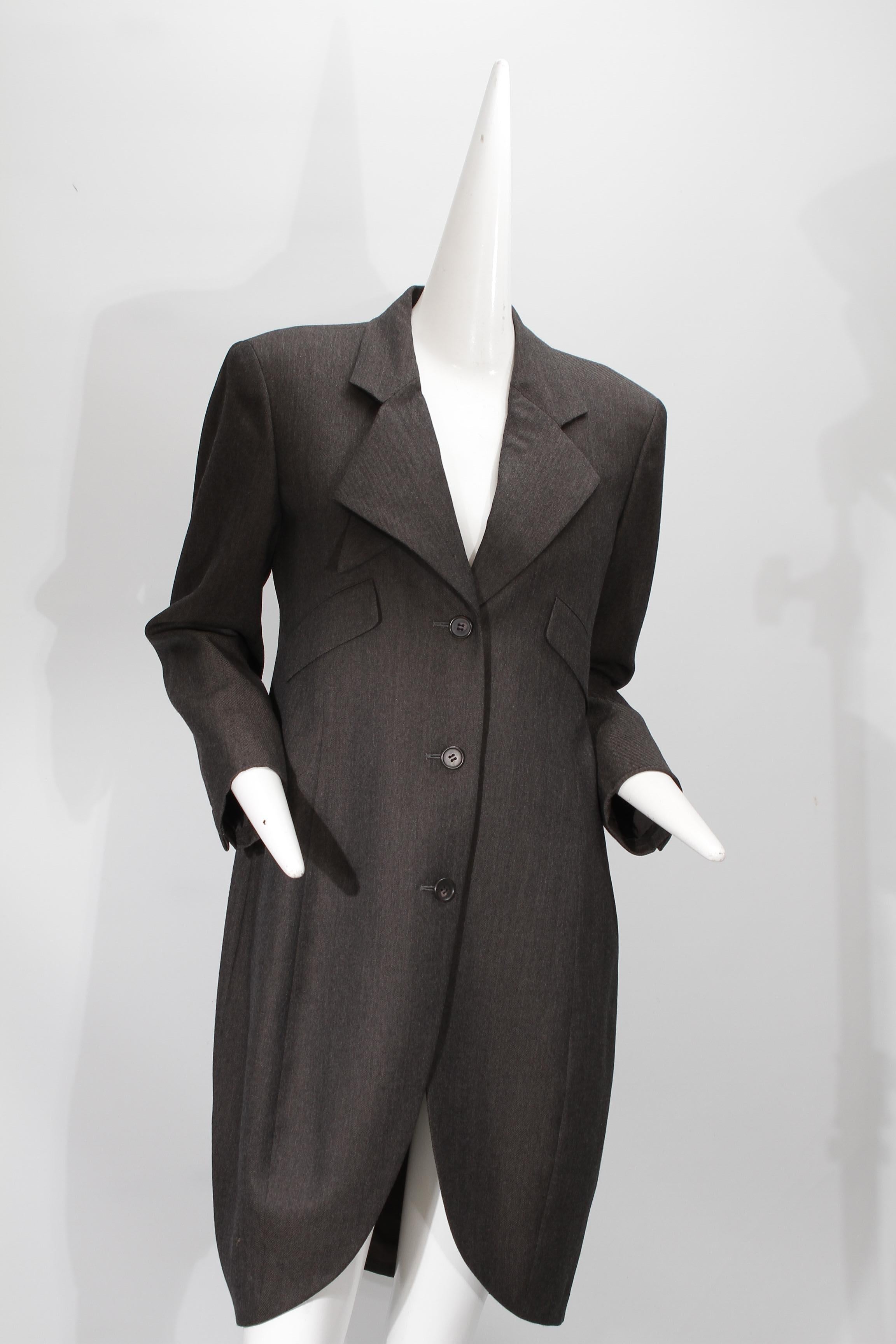 Noir Issey Miyake, gris foncé, trois boutons, draperie avec col en origami, Circa 1980 en vente