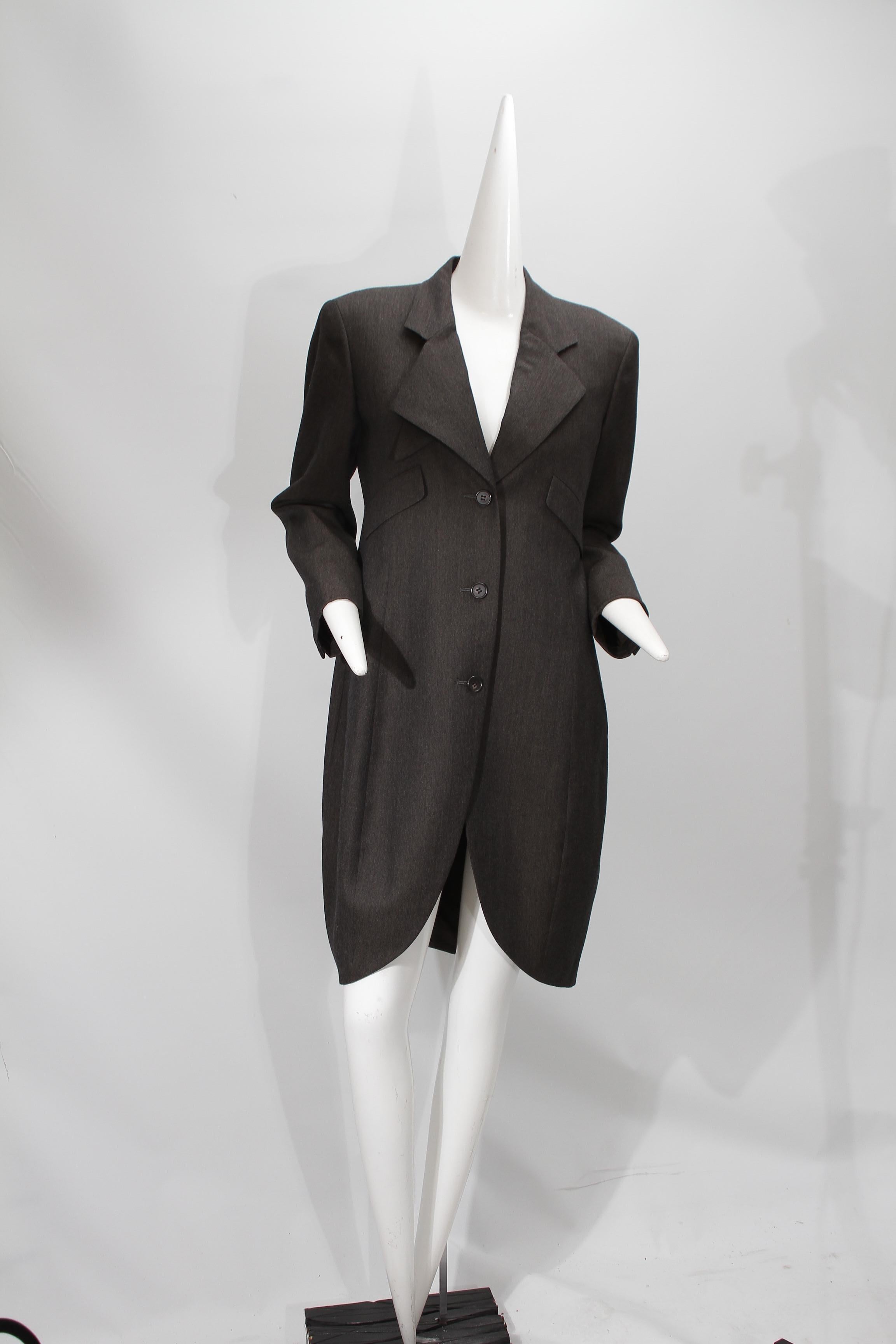 Issey Miyake, gris foncé, trois boutons, draperie avec col en origami, Circa 1980 Bon état - En vente à Kingston, NY