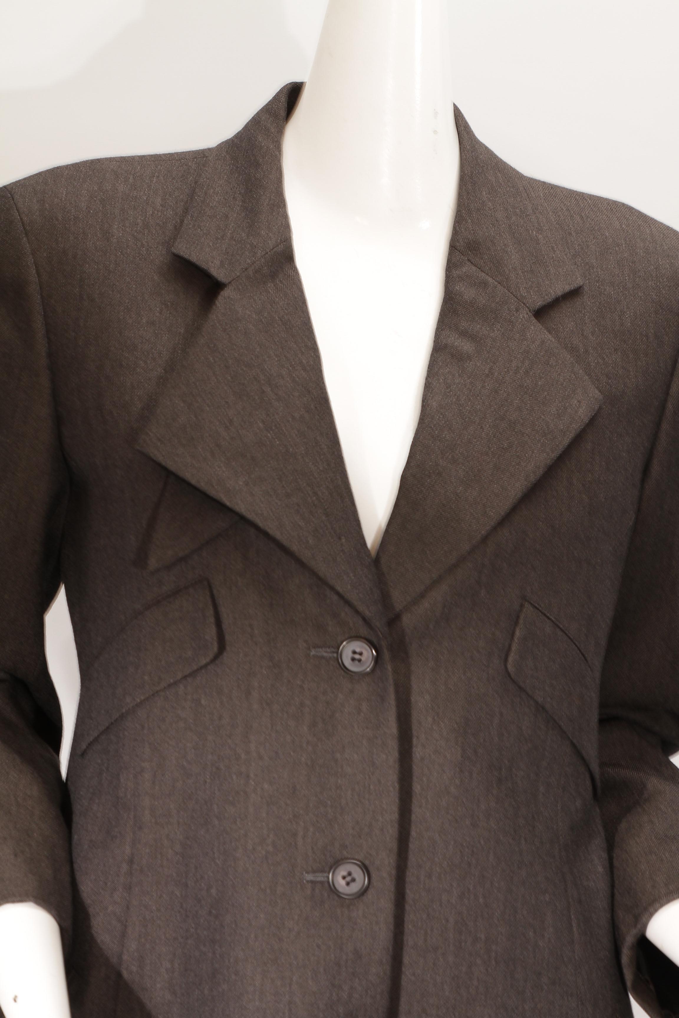 Issey Miyake, gris foncé, trois boutons, draperie avec col en origami, Circa 1980 Pour femmes en vente