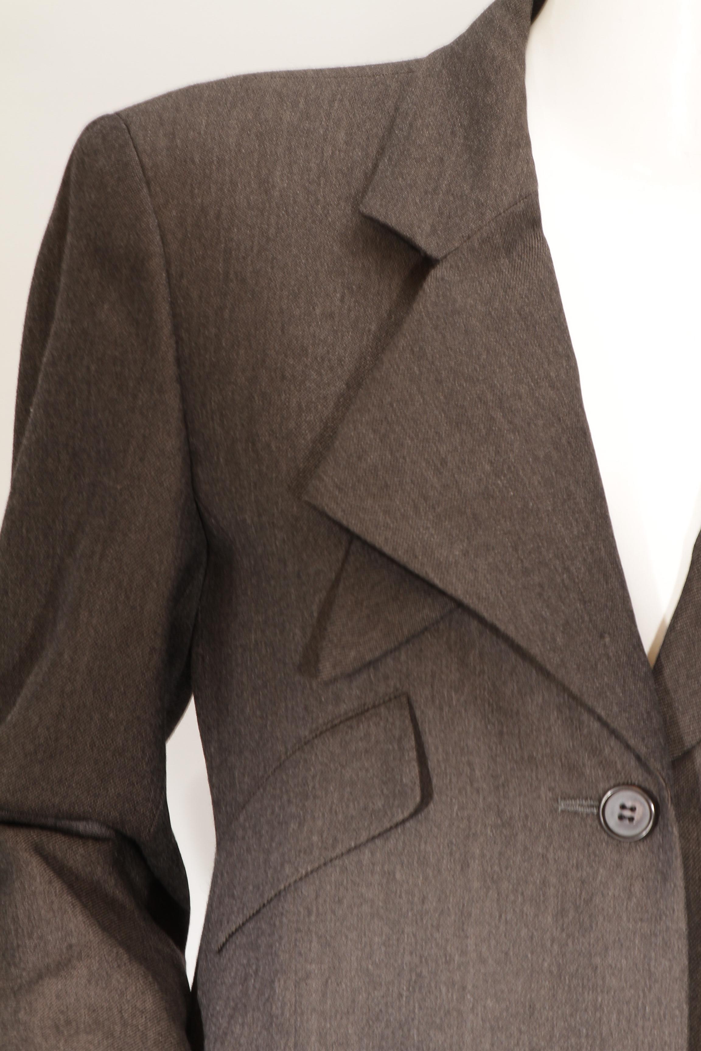 Issey Miyake, gris foncé, trois boutons, draperie avec col en origami, Circa 1980 en vente 1